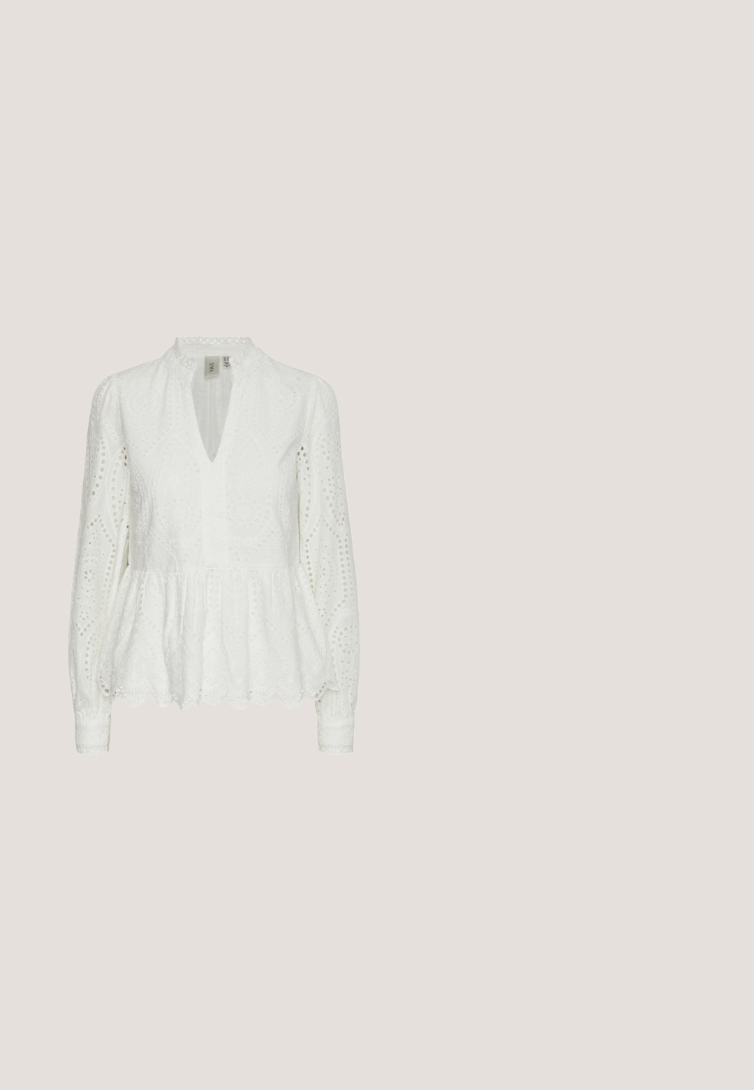 Witte geborduurde blouse met een scalloped zoom, diepe V-hals, lange mouwen en ingewikkelde uitsnijdingen door de stof.; Zwarte broek met wijde pijpen, een elastische tailleband en subtiele plooien, gemaakt van zachte, vloeiende stof.; Zwarte hoge hak sandaal met een gevlochten bandontwerp, vierkante teen en verstelbare enkelband. Lichtbeige voetbed met een glanzende zwarte hak.; Zwarte rechthoekige zonnebril met gele lenzen. Kenmerken zijn onder andere dikke monturen en een hoekig ontwerp met een gladde, glanzende afwerking.; Zwarte handtas met krokodillenstructuur, geplooide bovenrand, samengevoerde handgreep en koordtassels aan elke kant tegen een witte achtergrond.; Zilveren oorbel met een gepolijste afwerking, met kleine gouden accentdetails en een ronde vorm, gedragen op de oorlel.