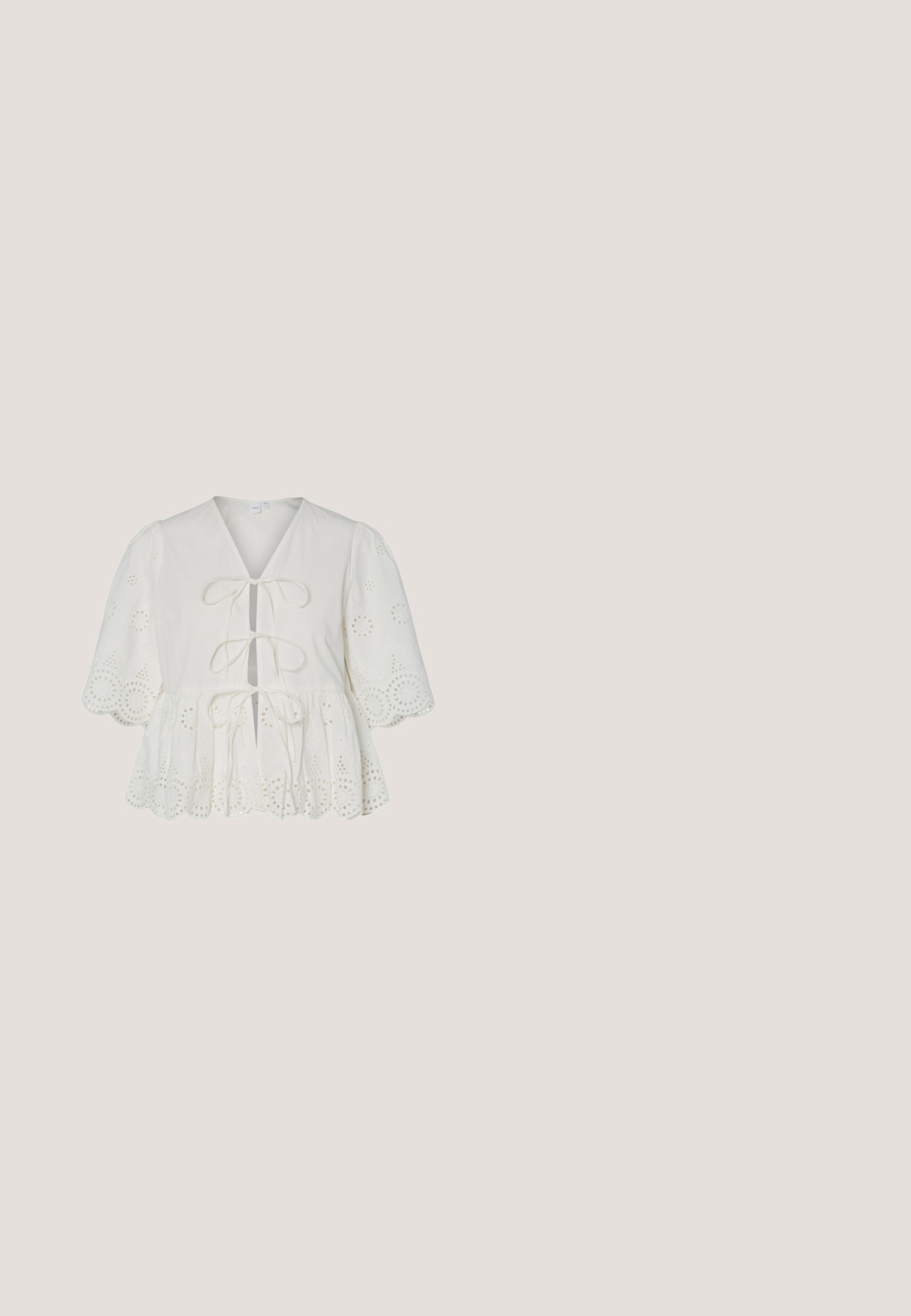 Blusa blanca con bordado de ojales, mangas abullonadas, dobladillo con borde festoneado y tres lazos delanteros.; Pantalones cortos de algodón negros con un cinturón de lazo en la cintura, pliegues en la parte delantera y bolsillos laterales. Textura suave y diseño casual.; Bailarinas amarillas de cuero con tiras cruzadas y punta afilada, con un pequeño detalle metálico en el tacón.; Gafas de sol redondas con tinte marrón y un marco burdeos brillante. Patillas delgadas con un sutil detalle de marca. Diseño de lentes planos.; Bolso tote beige de crochet con un patrón floral abierto, que presenta flores grandes y pequeñas y una sola asa en forma de lazo.; Delicado collar de oro con una cadena ajustable y un brillante colgante en forma de corazón abierto.