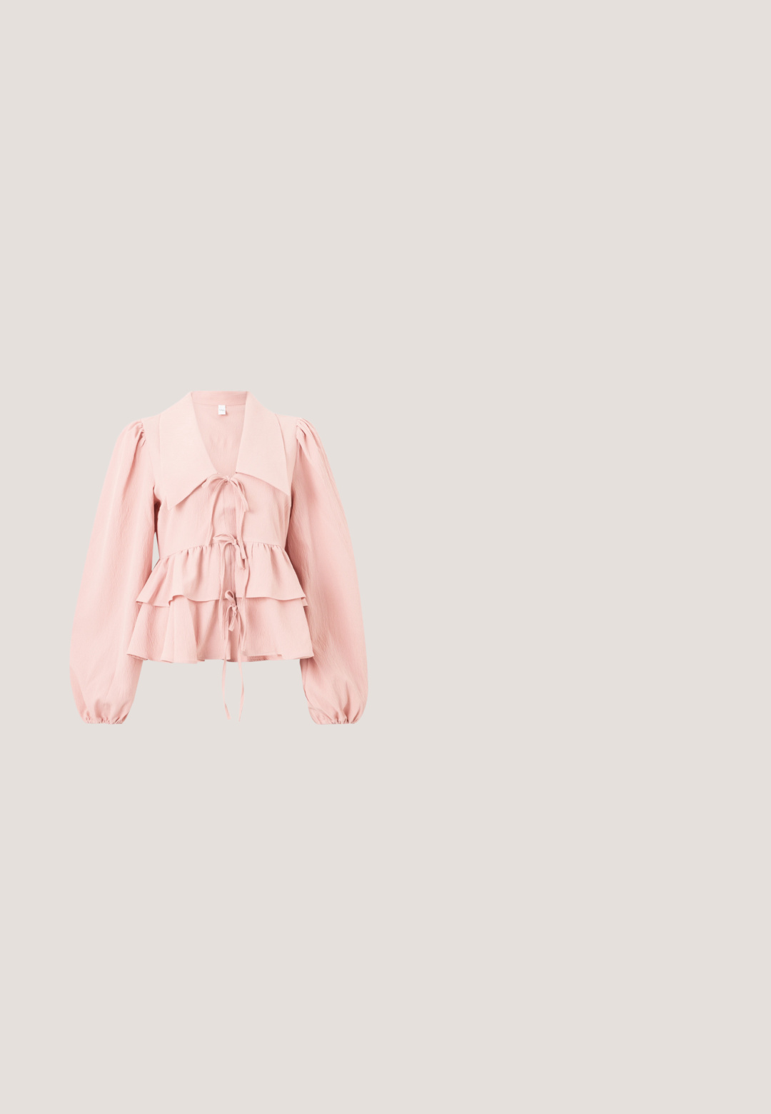 Hellrosa Bluse mit großem Kragen, langen gepufften Ärmeln, mehrlagigem Rüschensaum und drei vorderen Binderverschlüssen.; Hose in Cremefarbe mit geradem Bein, florales Spitzenmuster und gewelltem Saum, vor einem hellgrauen Hintergrund dargestellt.; Helle rosa Rutschsandalen mit einem strukturierten Blumendetail am Riemen und einem kleinen Absatz. Weiches Material und offenes Design.; Cat-Eye-Sonnenbrille mit roségoldfarbenem Metallrahmen und verlaufenden braunen Gläsern auf weißem Hintergrund.; Sanftes, hellgrünes Satin-Clutch mit goldener Kettenriemen und Kristallverzierung, rechteckige Form mit sanften Falten vor schlichtem Hintergrund.; Zarte goldene Halskette mit miteinander verbundenen ovalen Gliedern und einem verstellbaren Verschluss mit kleinem rundem Anhänger.