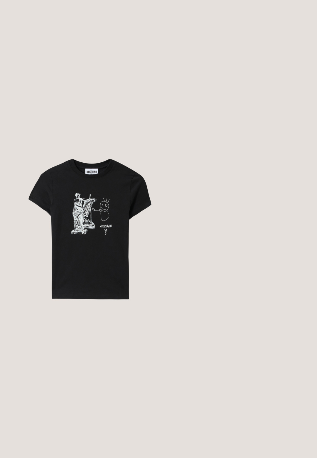 Sort bomulds T-shirt med et hvidt grafisk motiv af en klassisk statue, der spiller på en lyre sammen med en stregfigur med spidst hår og tekst.; Floral midi nederdel i sort stof med farverige blomster og vinranker. Sideslidsdetalje, der forbedrer bevægelsen. Letvægts, flydende design.; Sort spids tå stilet hæl med teksten "LOVE MOSCHINO" på ydersiden og et glat slip-on design.; Sort Moschino håndtaske med gulddetaljer, aftagelig skulderrem med logo og buet håndtag på en ensfarvet lys baggrund.; To skinnende røde hjerteformede objekter placeret side om side på en ensfarvet hvid baggrund.; Rød hjerteformet lædernøglering med guldfarvet lynlås, guldkæde og lås, mærket med "MARC JACOBS" i gyldne bogstaver.