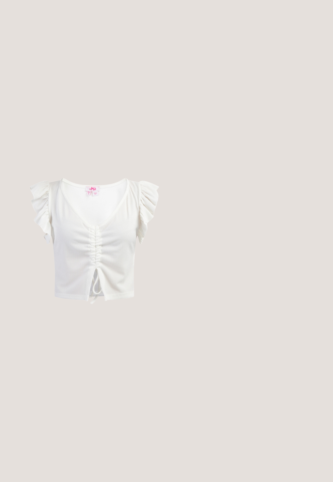 Witte top met korte mouwen, met ruffle-accenten, geribbelde textuur, diepe V-hals, geplooide voorkant, verstelbare strik in de taille en een aansluitend ontwerp.; Kanten shorts in lichtbeige met bloemmotieven, een gegolfde zoom en een textuur geweven tailleband, met ingewikkelde details door het geheel.; Beige slingback schoen met een zwarte neus, een vierkante hoge hak en twee bandaccenten, gemaakt van glad materiaal.; Zonnebril met een gouden metalen montuur, rechthoekige paarsgetinte glazen en zwarte uiteinden van de pootjes op een witte achtergrond.; Beige gehaakte boodschappentas met open bloemmotief, met grote en kleine bloemen en een enkele lusvormige handgreep.; Gouden hartvormige ring met veelpuntige sterpatronen en kleine accenten. Soepele textuur, iets dikkere ringband met gegraveerd merkteken.