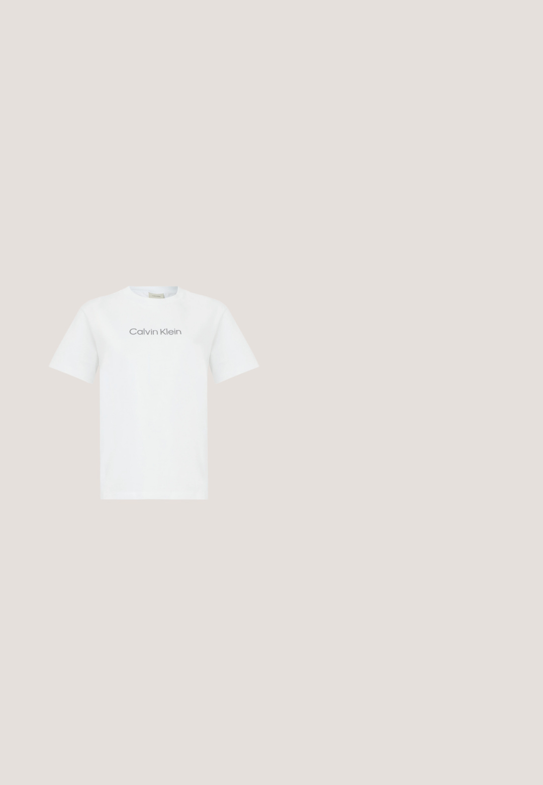Hvid bomulds t-shirt med rund hals og korte ærmer. Den viser teksten "Calvin Klein" i grå på tværs af brystet.; Sorte shorts med elastisk talje og Calvin Klein-logo nederst på højre ben, vist mod en hvid baggrund.; Hvide lavtoppede sneakers med sort hælkænke, platformssål, snørebånd og Calvin Klein "CK" logo på siden.; Sorte firkantede solbriller med gradient grå linser. Blank ramme med rene linjer. Sølvlogo-aksecent på stængerne.; Sort rektangulær læder crossbody taske med hvidt "cK" logo foran og lynlås lukning på toppen.; Sølvfarvet rustfrit stål mesh-urrem med spændelås, vist i cirkulær form på en lys baggrund.