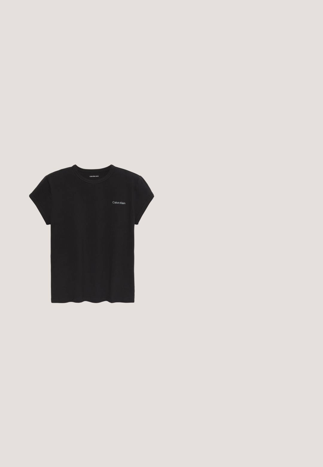 Sort Calvin Klein t-shirt med korte ærmer, rund halsudskæring og "Calvin Klein" logo i lille hvid tekst på venstre bryst.; Sort, knælange blyantskørt lavet af glat stof med elastisk talje, præget af et simpelt, minimalistisk design uden synlig hardware.; Sort læder Calvin Klein slip-on mule med blokhæl, der hviler på trætøj udendørs nær en grøn plante og en grå væg.; Sorte solbriller med et strømlinet, vinklet design, mørke linser og et kontrasterende sølvlogo på siden. Glat plastoverflade.; Sort lædertaske fra Calvin Klein med lange håndtag, en forside-logo-tag og en sølv geometrisk vedhæng, der hænger fra det ene håndtag.; Par mellemstore skinnende sølv hoops øreringe med tynde metal spænder på en lys neutral baggrund.