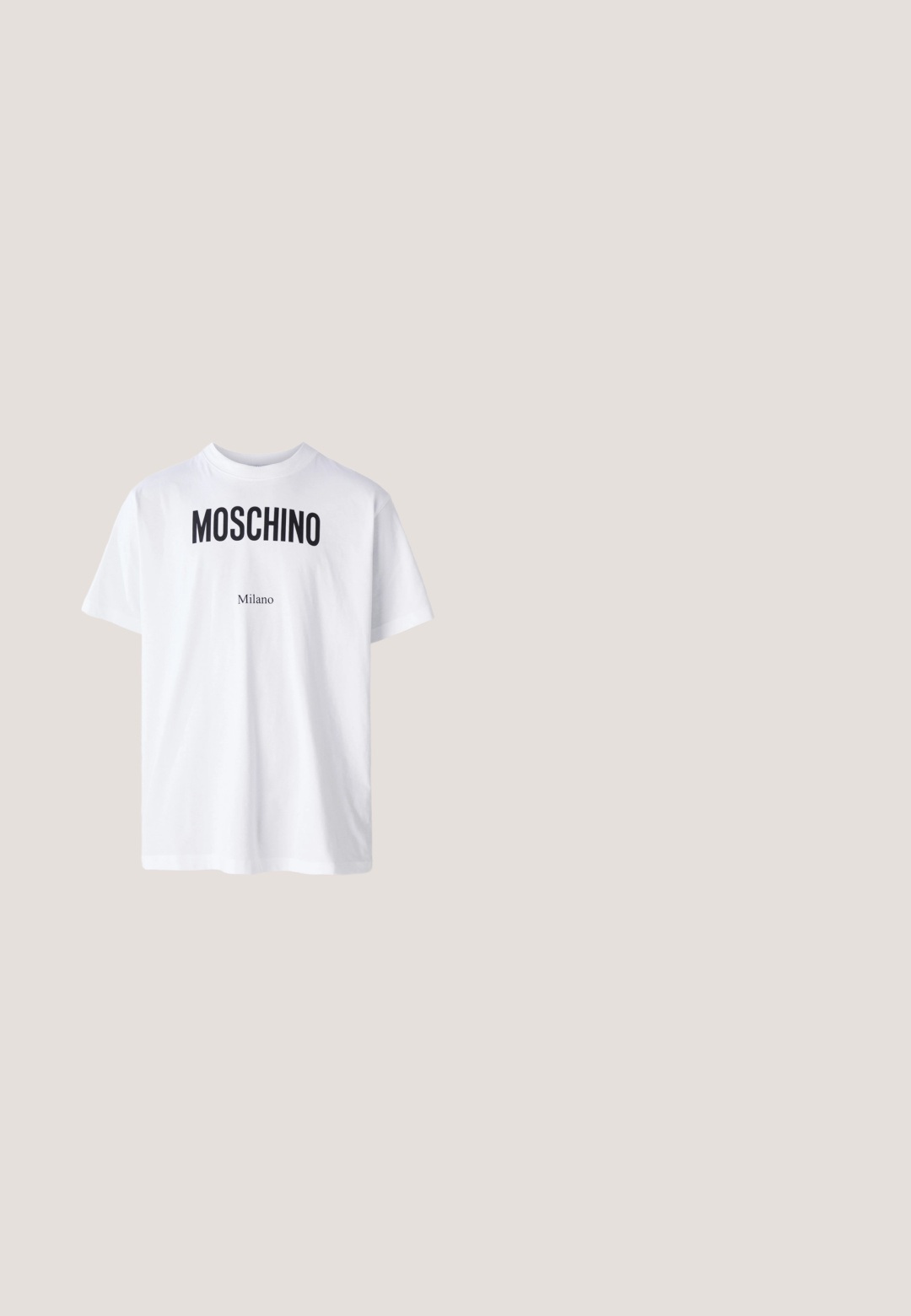 Hvid bomulds T-shirt med fed sort "MOSCHINO" tekst over mindre "Milano" tekst. Klassisk rund halsudskæring og korte ærmer.; Sorte skræddersyede bukser med flad front, slim fit, bæltestropper og en glat tekstur. Velegnet til formelt eller forretningsmæssigt tøj.; Sort herresko til fest med velcrolukning, snøredetalje, ruskind- og lædermaterialer samt en lav hæl mod en ensfarvet hvid baggrund.; Sort nylon crossbody taske med en rektangulær form, der har en tekstureret overflade, et guld "MOSCHINO" logo og en justerbar rem.; Sølvhalskæde med skiftevis sorte og klare sten i en symmetrisk opstilling, med en elegant lås bagpå.; Rødt læderbælte med sølvspænde, med stort hvidt MOSCHINO-logo rundt om remmen, sammenrullet på en ensfarvet baggrund.