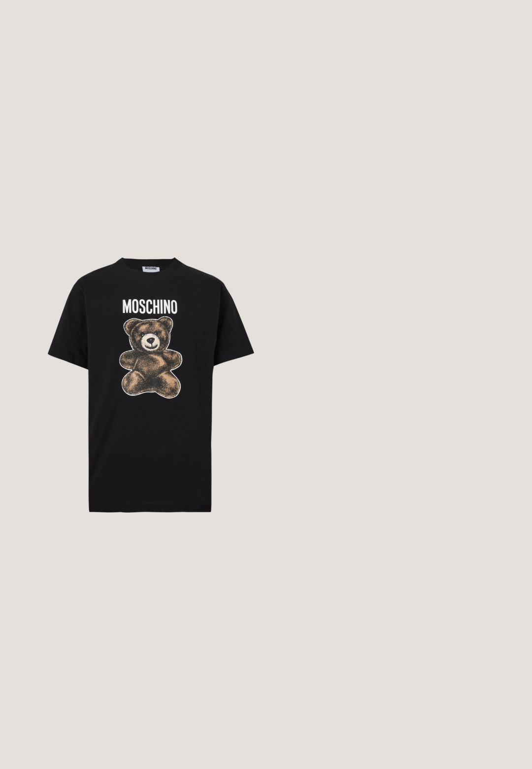 Μαύρο βαμβακερό T-shirt με γραφικό αρκούδας σε καφέ χρώμα με vintage υφή. Κείμενο "MOSCHINO" πάνω από την αρκούδα με έντονα λευκά γράμματα.; Μαύρο τζιν με ευθεία γραμμή, με ξεθωριασμένη υφή και αντίθετη πορτοκαλί ραφή. Διαθέτει πέντε τσέπες και ετικέτα με λογότυπο.; Μαύρη δερμάτινη μπότα αστραγάλου με στρογγυλή μύτη, σχέδιο με κορδόνια και θηλιά. Διαθέτει υφασμένο πάτο και αντίθετες κίτρινες ραφές.; Ορθογώνια γυαλιά ηλίου με σκούρους πράσινους φακούς, χρυσό μεταλλικό σκελετό και τα temples από καβούρια. Διαφανή μαξιλαράκια μύτης για άνεση.; Μαύρη υφασμάτινη τσάντα χιαστί με ανάγλυφο γεωμετρικό σχέδιο και ρυθμιζόμενο λουρί που φέρει το λογότυπο της μάρκας.; Μαύρο στριφτό κολιέ λάβαρο με μικρό χρυσό γλυκό τεμπέλη και χρυσό κούμπωμα με κλιπ αστακό.