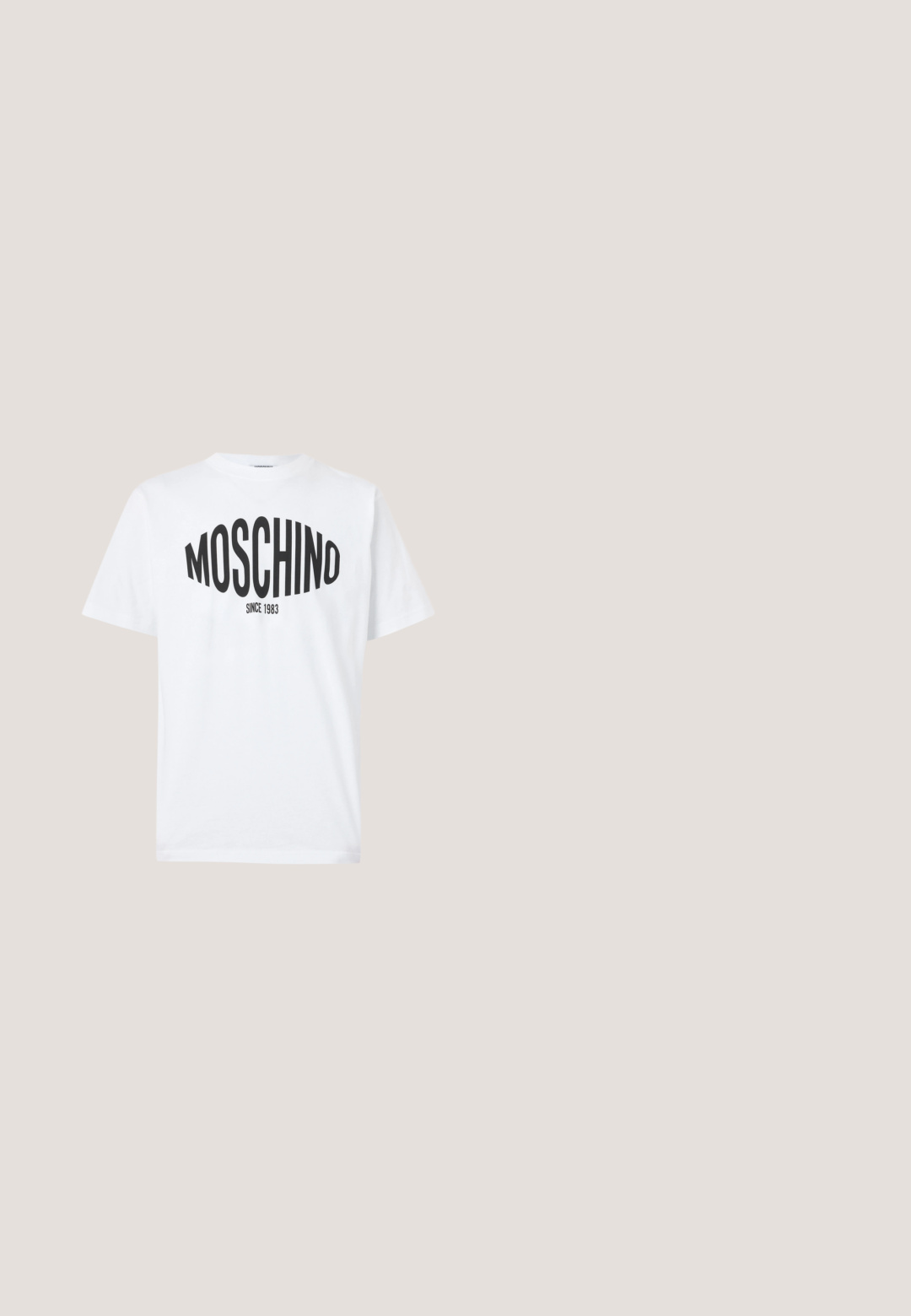 Valge puuvillane T-särk, millel on must trükk, millel on suured tähed "MOSCHINO" ja allpool "SINCE 1983", ümar kaelus.; Mustad sirged pükste lõige, millel on kulunud voldid reitel, ees nupuga, lukuga ja viie taskuga disain.; Mustvalge nahast ankle-botid sujuva pinnaga, ümarate varvastega ja kuldse aksendiga vaala motiiviga kontsapool. Minimalistlik disain.; Kilpkonnamustriga ristkülikukujulised päikeseprillid roheliste läätsede ja õhukeste sangadega, eksponeeritud heledal pinnal.; Must Moschino ristkott esiklapiga, kahel pandlaga rihmal ja logoplaadiga ühevärvilisel heledal taustal.; Kuldne ketist käevõru, millel on viis dekoratiivset ristkülikukujulist linki väikeste paigaldatud kristallidega ja homaarlukk.
