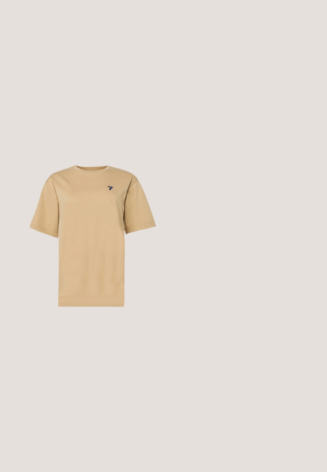 T-shirt en coton beige avec un col rond et des manches courtes. Présente un petit logo '7' bleu marine sur le côté gauche de la poitrine.; Jean flare bleu foncé en denim, avec fermeture éclair et double bouton, poches avant et détails cousus le long des côtés.; Sandale en cuir noir texturé avec deux boucles argentées ajustables, bout ouvert et une bride arrière sur une semelle plate.; Lunettes de soleil en œil de chat avec une monture en plastique noir mat, des verres foncés et un accent en or avec le logo sur la branche. Design angulaire et texture lisse.; Sac à main en cuir noir de forme arrondie, avec ferrures dorées, double poignée et bandoulière amovible. Dispose d'un logo et d'une fermeture éclair.; Une paire de boucles d'oreilles en forme de croissant dorées et brillantes, avec des supports en plastique transparent, sur une surface gris clair.