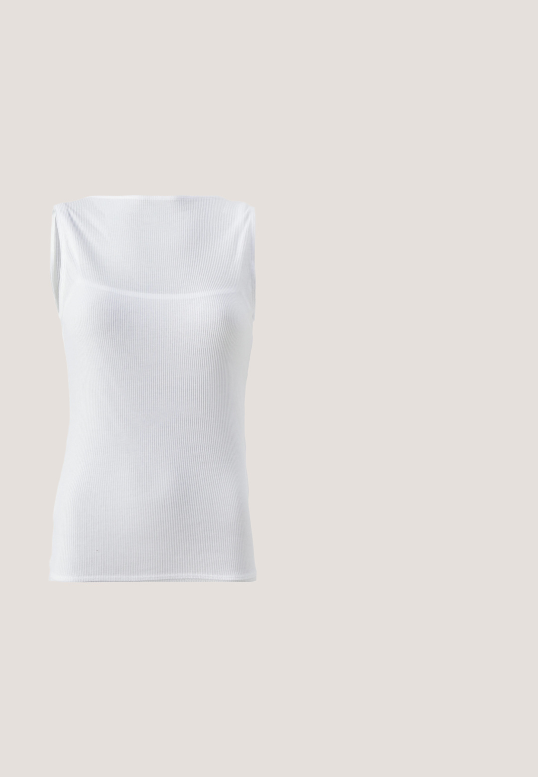 Hvid ærmeløs top lavet af ribbet stof, med rund halsudskæring og figursyet design. Glat tekstur uden synlige lukninger.; Sorte denimjeans med lige pasform, fem lomme-design og knaplukning. Har kobbernitter og syningsdetaljer.; Sorte læder loafers med en chunky, tekstureret platformssål og en dekorativ rem over toppen. Glat, blank finish.; Sort hobo taske lavet af glat læder med en buet silhuet, der har en enkelt justerbar skulderrem og minimalistiske designdetaljer.; Sølv hoops øreringe med et tyndt, glat design; langstrakt oval form; poleret finish; har en sikker krog lukning.; Sort læderbælte med en glat overflade, der har en sølvfarvet metalspænde og enkle løb-accenter. Designet er elegant og minimalistisk.