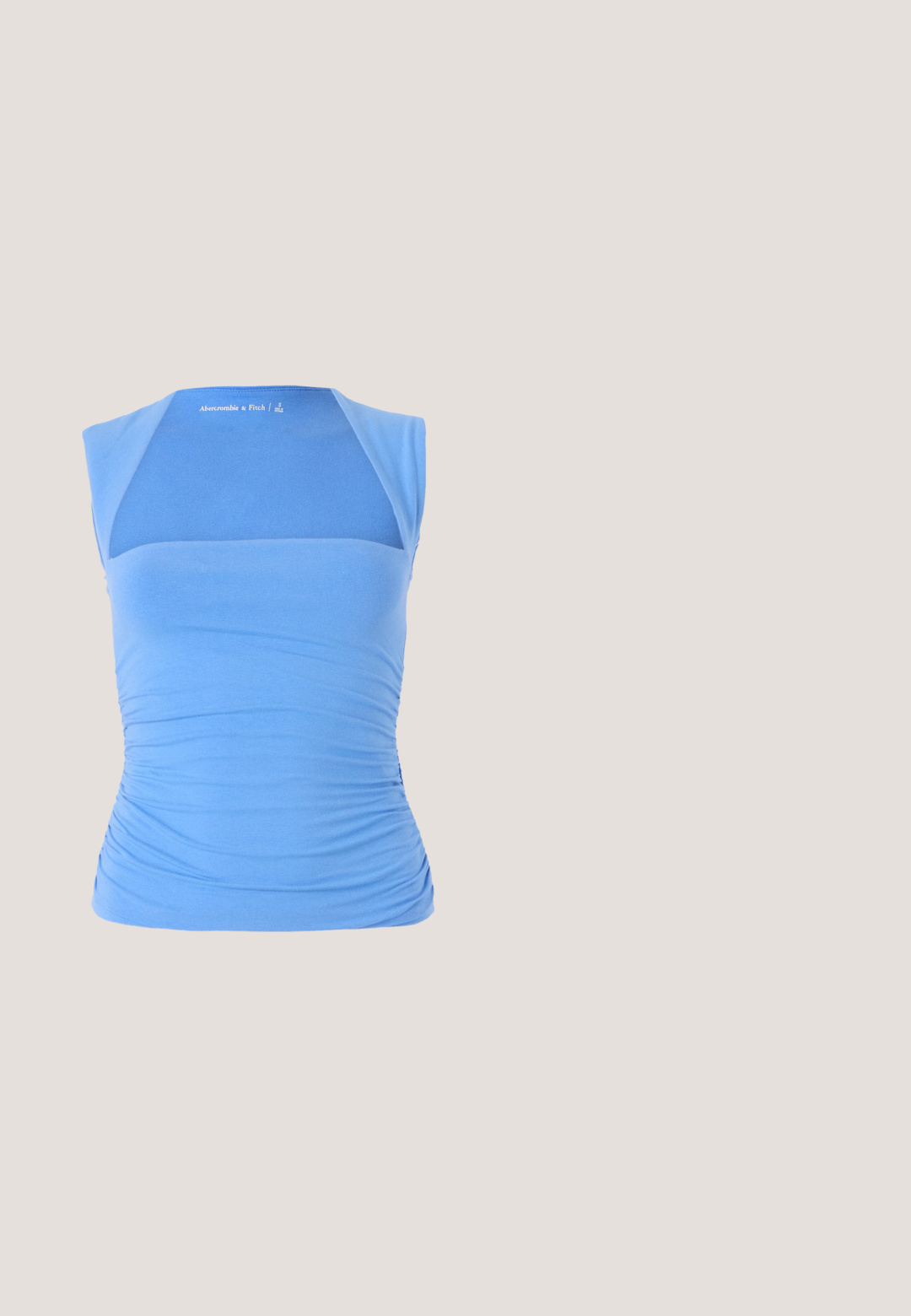 Blaues, ärmelloses Top aus dehnbarem Material mit gerafften Seiten für Textur. Verfügt über ein Netzpanel auf der Vorderseite, einen glatten Halsausschnitt und ein Logo-Detail.; Lange Skirt mit einem blau-weißen abstrakten Muster, leichtem Stoff, breitem Bund und einer geraden Silhouette mit Seitenschlitzen.; Dunkelblaue Slingback-Pumps aus Denim mit einer spitzen Zehenpartie, einem verstellbaren Schnallenriemen und einem glänzenden blauen Absatz. Glatte Textur mit einer hellblauen Innensohle.; Ein Paar rechteckige Sonnenbrillen mit lichtblauen, halbtransparenten Rahmen und dunkelgrauen Gläsern, ausgestattet mit geraden Bügeln und minimalen Hardware-Details.; Weiche, cremefarbene Leder-Clutch mit gerafftem Design und einem dünnen Schulterriemen, der vorne auf einem schlichten Hintergrund liegt.; Silberne Creolen mit einer welligen, unregelmäßigen Textur. Besitzen eine dünne, kreisförmige Form und eine reflektierende Oberfläche.