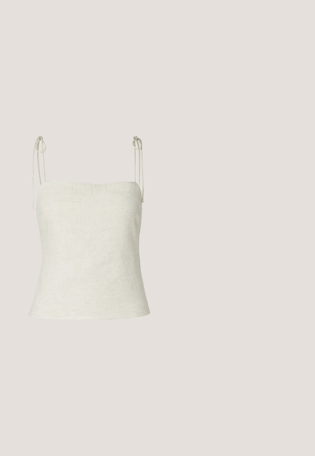 Weißes Leinentop mit verstellbaren Bindebändern an den Schultern, einem geraden Ausschnitt und einer taillierten Silhouette, die zum Saum hin verjüngt.; Beige weite Hosen aus weichem Stoff, mit elastischem Bund und Kordelzug, ohne sichtbare Muster oder Akzente.; Helle rosa Clogs aus Gummi, mit Belüftungslöchern, einer konturierten Form und einer strukturierten Sohle für Halt. Getragen mit hellbeigen Hosen.; Braune Schildpatt-Sonnenbrille mit einer Vintage-Cat-Eye-Form und braunen Gläsern. Verfügt über gebogene Bügel mit roten Akzenten.; Geflochtene Strohtasche mit natürlicher Textur und weicher, organischer Form, ausgestattet mit braunen Ledergriffen für einfaches Tragen.; Silberne Creolen mit einer glatten, glänzenden Oberfläche. Kreisform, ausgestattet mit einem sicheren Verschluss. Einfaches und elegantes Design.