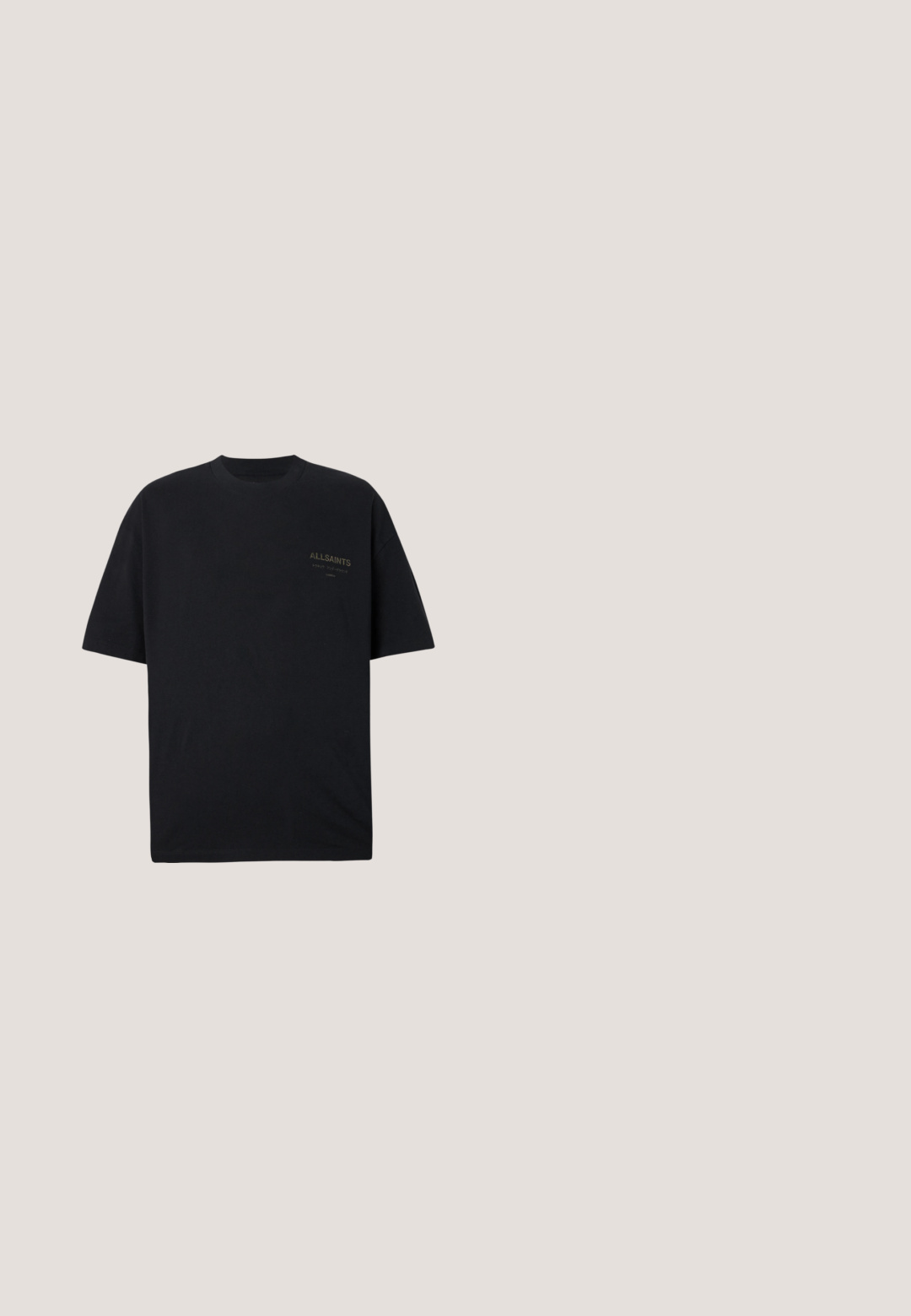 Camiseta negra de manga corta con cuello redondo y pequeño logo "ALLSAINTS" impreso en la parte superior izquierda del pecho.; Pantalones tapered ligeros en color beige con cintura ajustable, frontales lisos y mínimas arrugas. Presentan pasadores para cinturón y bolsillos laterales.; Mocasín de cuero negro brillante con detalle de correa, colocado sobre una alfombra beige cerca de una mesa de café redonda marrón en una habitación con iluminación suave.; Gafas de sol negras con forma rectangular, montura de plástico brillante, lentes oscuras y diseño elegante de patillas, adecuadas para varios tipos de rostro.; Bolso bandolera rectangular negro con dos compartimentos con cremallera, logo "KARL LAGERFELD JEANS" y correa ajustable de marca sobre fondo blanco.; Pulsera de metal plateado con eslabones rectangulares, un acabado pulido y pequeños acentos circulares, diseñada para un ajuste ceñido alrededor de la muñeca.