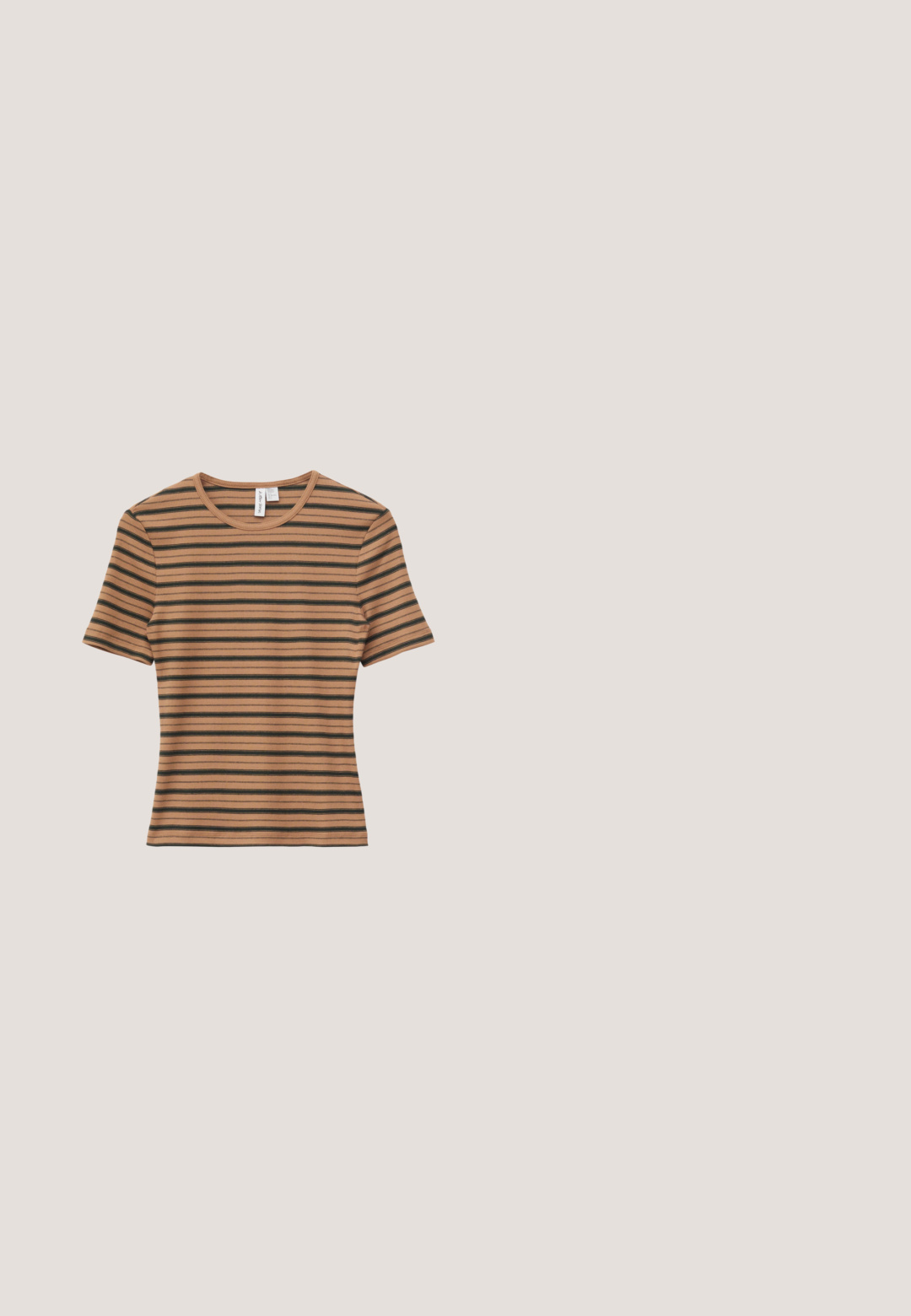 & OTHER STORIES & OTHER STORIES RIBBED T-SHIRT - Camiseta básica - brown; Falda marrón con rayas finas, diseño ajustado, textura suave y dobladillo acampanado, ideal para un look entallado.; Zuecos de ante marrón con una correa, suela de goma color crema y calcetines de punto gris texturizado. El suelo es de madera clara.; Gafas de sol marrón carey con lentes ovalados, que presentan un marco delgado y un pequeño acento metálico en el lateral. Acabado texturizado y pulido.; Bolso de hombro con piel sintética de manchas marrones y blancas y una correa negra delgada, mostrado sobre un fondo blanco.; Cinturón de cuero marrón con hebilla de metal en tono dorado, textura suave y cinco agujeros de ajuste para el tamaño. Diseño simple y clásico.