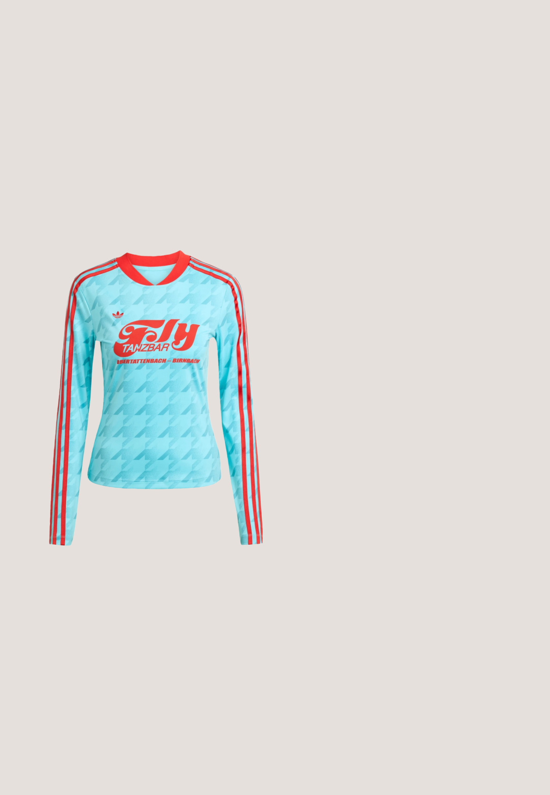 Langærmet sportstrøje i lyseblå med røde accenter og tre striber. Har en dristig rød grafisk tekst og houndstooth mønster.; Lysegrå bukser med elastik i taljen og et subtilt hvidt blomsterprint over det hele, lige og løs pasform med opbukket kant.; Hvid gummistøvle til midt på læggen med sort trækskindsrem og tekstureret sål, vist i profil på en ensfarvet baggrund.; Sølvindfattede solbriller med små rektangulære linser med ravfarve og sorte stænger mod hvid baggrund.; Mørkeblå genanvendelig indkøbspose med lyseblåt blomsterkonturmønster, stående oprejst på en ensfarvet lys baggrund.; Et par polerede sølv hoops øreringe, hver med en glat, rund sølv kuglecharms hængende fra bunden.