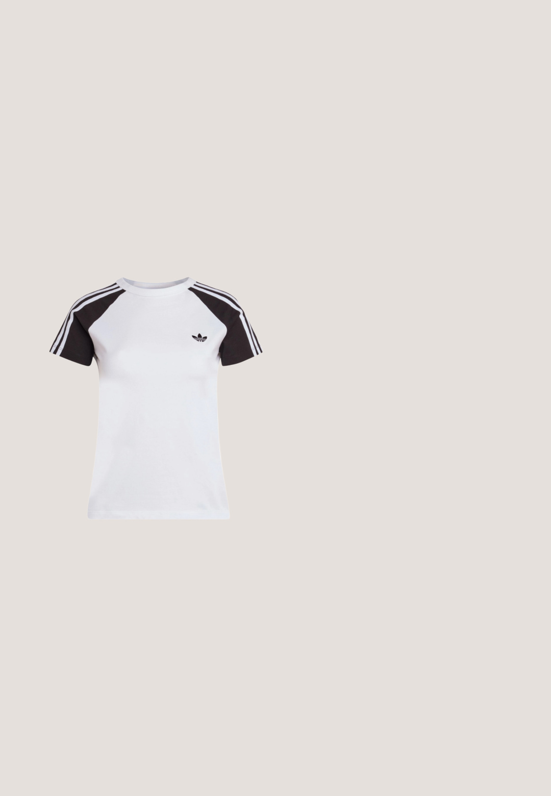 Hvid bomuld T-shirt med sorte raglanærmer og tre hvide striber. Har en lille sort logo på brystet. Klassisk rund halsudskæring.; Sorte bukser med vide ben og elastik i taljen, med tre hvide striber langs ydersiderne og et lille logo foran.; Svarte lærersneakers med en ribbet gummisål, rund tå og seks snørrehuller. Glat tekstur med en kontrasterende ribbet detalje på bunden.; Sorte oversized firkantede solbriller med mørke tonede linser og slanke arme på en lys baggrund.; Sort taske med krokodillestruktur, rektangulær form, omslag og aftagelig rem. Har en glat overflade og blankt udseende.; Sølv clip-on øreringe med en dæmpeform og en graveret "Fiorucci" bånd rundt om midten, der har en poleret, reflekterende overflade.