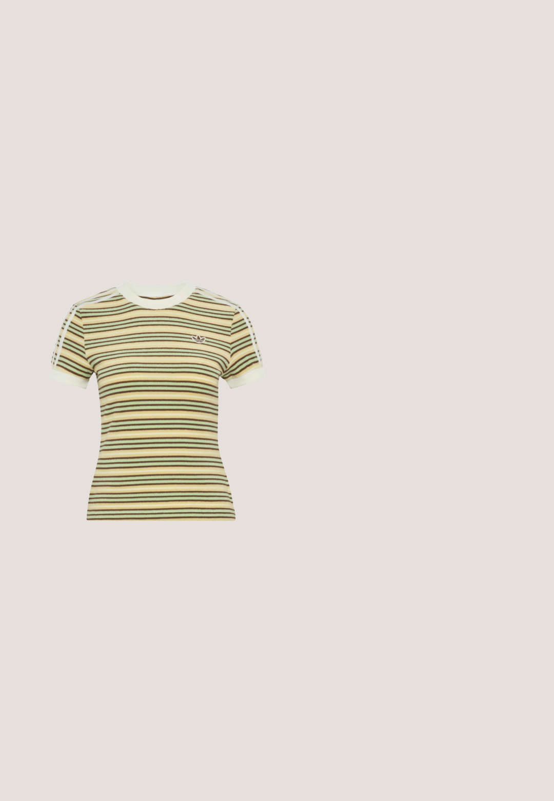 T-shirt ajusté à manches courtes avec des rayures horizontales crème, marron et vert, avec un petit logo sur la poitrine gauche et une bordure blanche.; Pantalon large en velours côtelé vert avec une finition texturée, cinq poches et fermeture à bouton en métal. Des rayures verticales soulignent le tissu.; Baskets montantes en suède beige clair avec des rayures crème, bout rond, fermeture à lacets à l'avant et bride en Velcro ; semelle en gomme.; Lunettes de soleil rectangulaires vertes avec des verres marron et un petit logo "QUAY" sur la branche, présentées sur un fond blanc.; Sac fourre-tout en maille beige avec bordure et anses vert olive, arborant le logo "RVCA" au centre sur un fond uni.; Boucles d'oreilles créoles en ton or avec une finition lisse et brillante. Forme arrondie et allongée pour une élégance moderne. Dimensions non spécifiées.