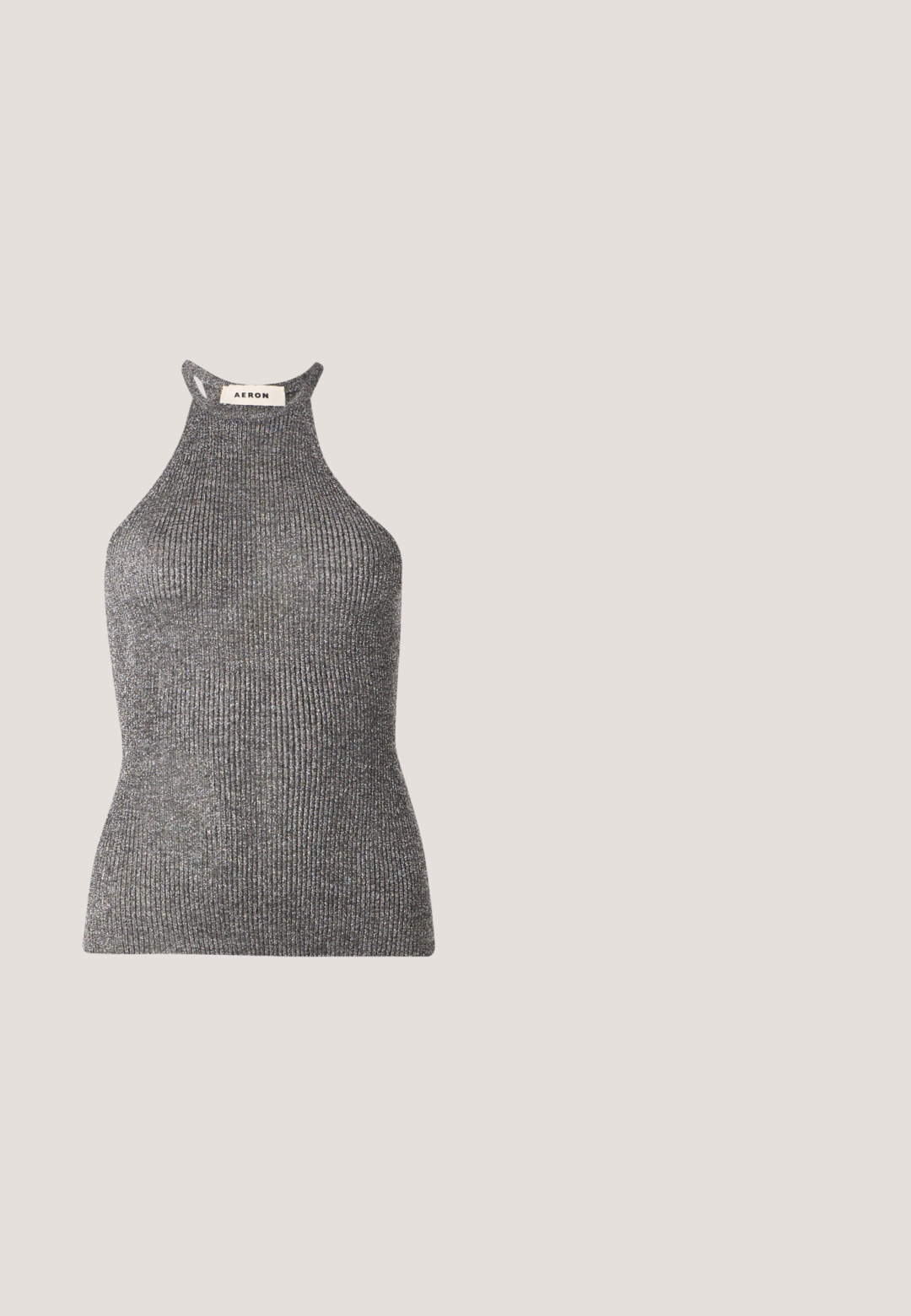 Grå halterneck top lavet af ribbet tekstil, med en tætsiddende silhuet og høj halsudskæring med åbne sider. Mærket er synligt ved halsen.; Sorte denim jeans med lige pasform, der har forlommer, lynlås og subtile stiksyninger. Stoffet har en let tekstur.; Sorte læder ankelstøvler med spids tå og en tynd metallisk hæl. Glat tekstur med klare linjer og minimalistiske designfunktioner.; Sorte katteøje solbriller med gradient grå linser. Funktionen inkluderer mønstret sølv hardware på stængerne og en blank rammefinish.; Sort Moschino håndtaske med guldkædehåndtag og logo bogstaver foran, vist mod en ensartet lys baggrund.; Calvin Klein SPIRAL - Armbånd - gold-coloured