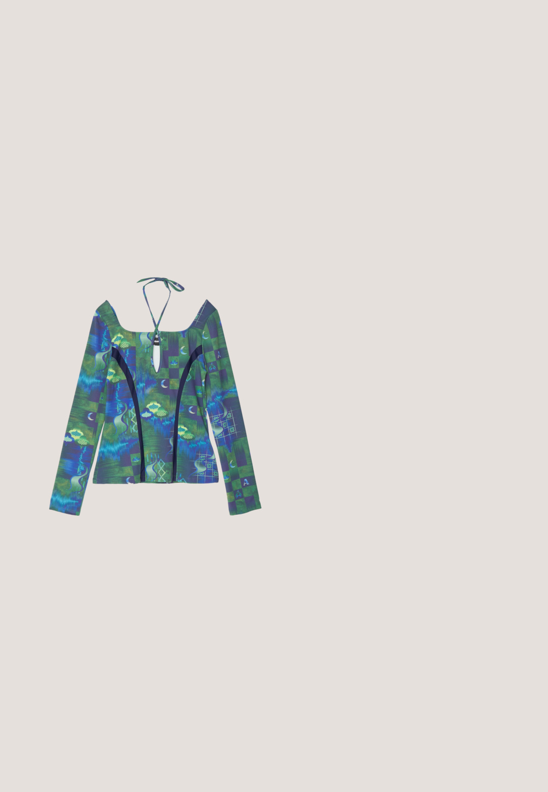 Camiseta de manga larga con un escote profundo, que presenta patrones abstractos en azul y verde, cierre en la parte posterior con lazo y acentos en negro contrastantes.; Leggings hechos de una tela elástica multicolor que presentan patrones verdes y azules con formas geométricas y acentos en azul oscuro a lo largo de los lados.; Zapato de tacón alto verde de ante con punta puntiaguda y tacón de aguja de altura media sobre fondo blanco.; Gafas de sol grandes de color verde con lentes oscuros, de forma rectangular, acabado brillante, detalles en metal dorado y elementos decorativos en las varillas.; Bolso de cuero verde azulado con textura acolchada, detalles en dorado y una correa de cadena desmontable. Presenta un cierre de logo prominente en la parte frontal.; Pendientes de aro de acrílico verde en forma octagonal con bordes facetados, que cuentan con un cierre metálico para asegurar.