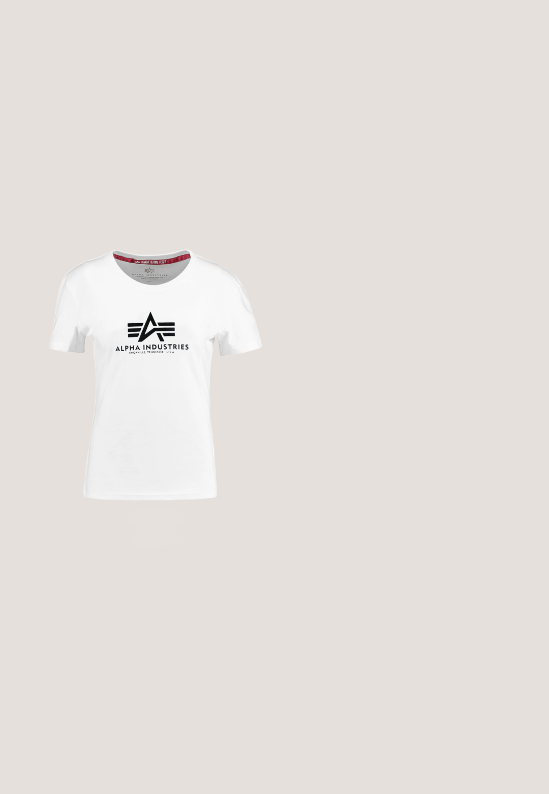 Camiseta de algodón blanca con un logo negro que presenta una "A" estilizada y líneas horizontales. Cuello redondo cosido a máquina y mangas cortas.; Vaqueros de mezclilla negra de cintura alta con botón y cremallera delanteros, dos bolsillos delanteros y pierna estrecha sobre fondo blanco.; Zapatilla blanca con un logo en V negro, con una parte superior de cuero liso, puntera redonda, cierre de cordones y una lengüeta en el talón de color negro en contraste.; Gafas de sol negras con un acabado brillante, lentes redondos de gran tamaño que transicionan de tonos oscuros a más claros, y detalles en tono dorado en las varillas.; Bolso bandolera de faux cuero negro con textura de cocodrilo, herrajes dorados y una correa desmontable. Cuenta con un cierre de solapa y un compartimento interior.; Pendientes de aro de oro con un acabado suave y pulido. Forma redondeada, tamaño mediano, con un mecanismo de cierre seguro.