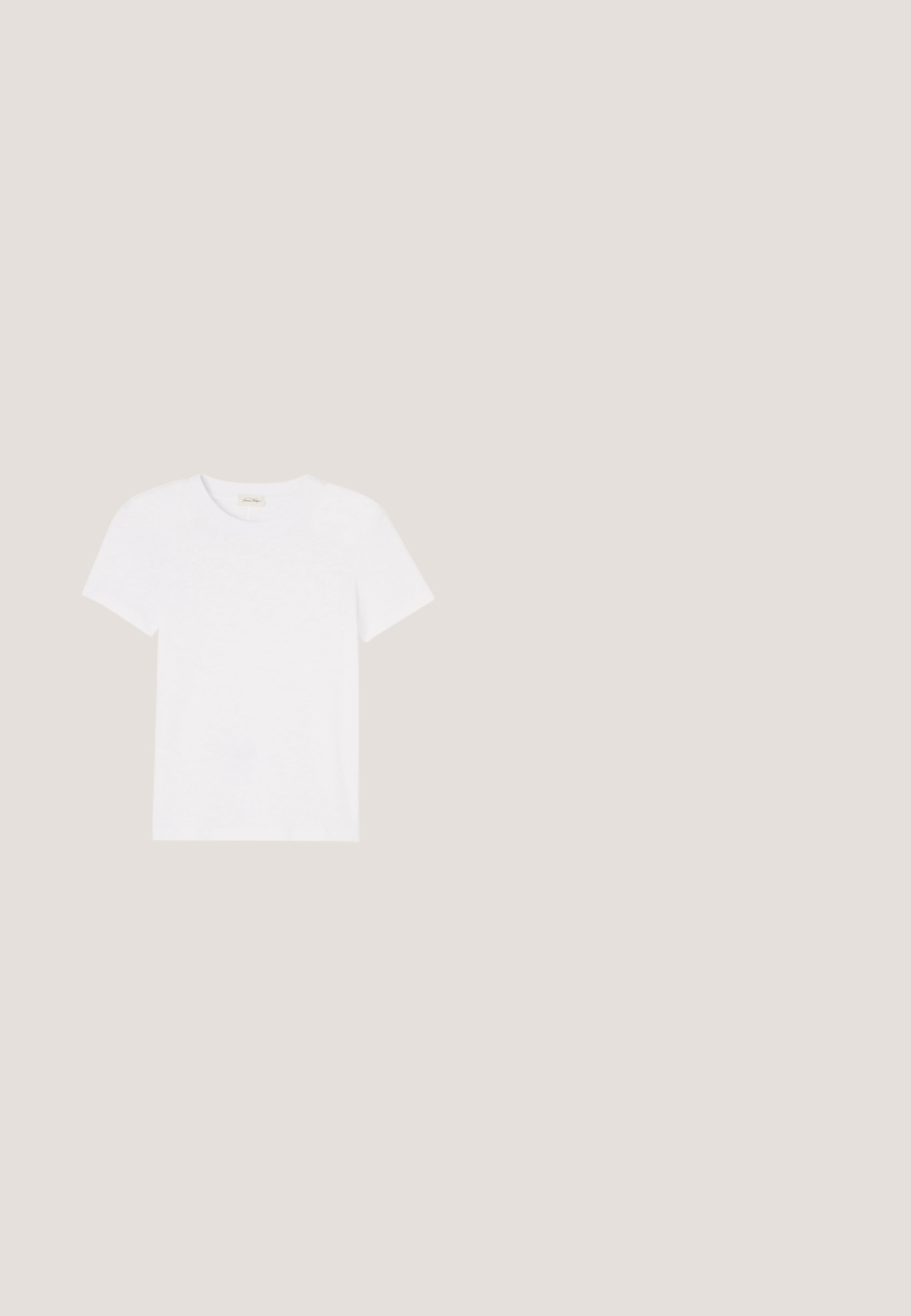Schlichtes weißes Kurzarm-T-Shirt mit Rundhalsausschnitt, flach auf einem weißen Hintergrund ausgelegt.; Blumiger Bleistiftrock mit einer Mischung aus bunten Blumen auf einem hellen Hintergrund, glattem Stoff, mittellangem Design und figurbetontem Schnitt.; Weißer Sneaker mit niedrigem Schaft, Schnürsenkeln, perforierten Seitendetails und einem Zuglasche an der Ferse, vor neutralem Hintergrund.; Runde Sonnenbrillen mit braunem Verlaufsglas, einem Rahmen aus Schildpatt-Acetat und goldenen Metallakzenten an der Brücke und den Bügeln.; Braune Lederschultertasche mit strukturiertem Finish, geschwungener Form, goldfarbenen Beschlägen, verstellbarem Schulterriemen und Klappenverschluss.; Goldfarbene Creolen mit einem welligen Design, die mit einem weißen Perlenanhänger versehen sind. Die Oberfläche ist glatt und die Creolen sind leicht.