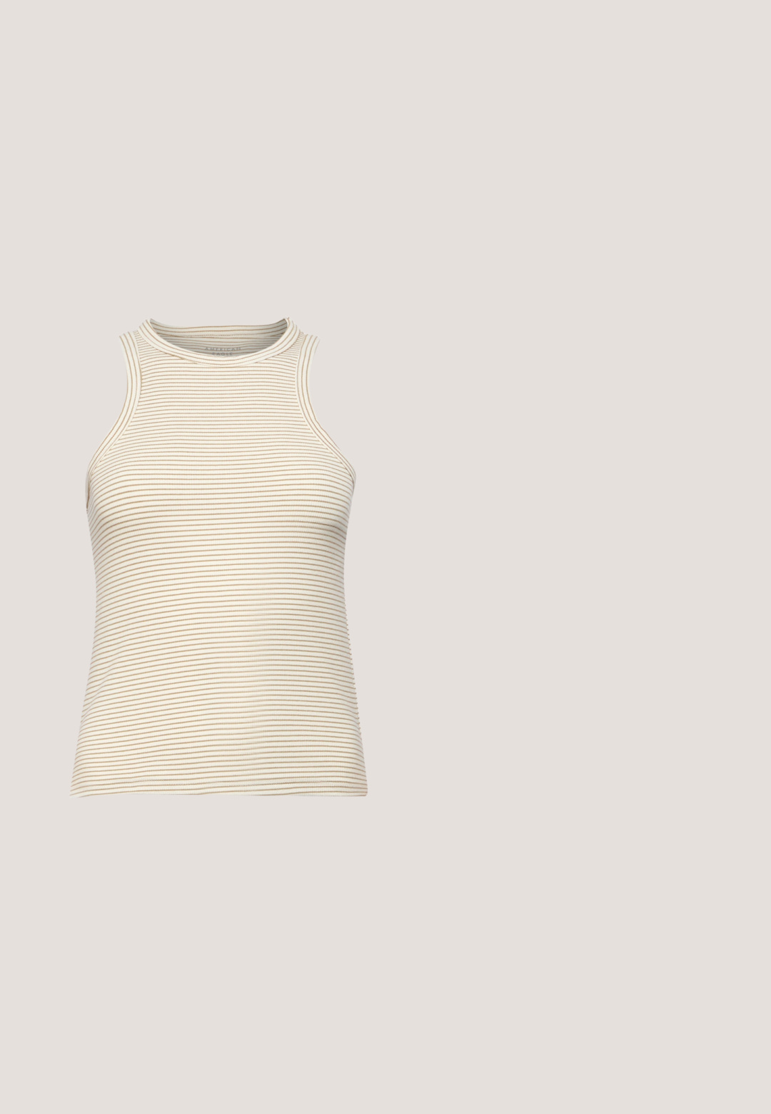 Top sans manches avec un col montant, fabriqué en tissu texturé avec de fines rayures horizontales beiges et blanches. Design ajusté, sans matériel visible.; Jupe en denim blanc dotée d'une fente à l'avant, d'un design à cinq poches, d'une fermeture à bouton et à zip en métal, ainsi que de détails de couture en bas.; Mule sandale à bout ouvert marron avec tige en cuir tressé et talon effilé de hauteur moyenne sur fond blanc.; Lunettes de soleil octogonales noires avec des verres dégradés gris foncé. Présentent des branches texturées noires et un logo doré sur le côté.; Sac fourre-tout en tissu couleur crème avec motif crochet floral blanc et une seule fine bandoulière sur fond uni.; Ceinture en cuir marron avec une boucle en métal doré. Texture lisse, comportant des coutures le long des bords et une seule boucle décorative.