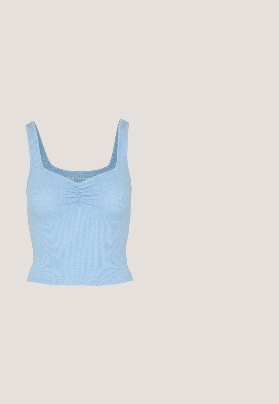 American Eagle CINCH FRONT TANK - Toppi - blue; Valkoiset leveälahkeiset farkut, jotka on valmistettu puuvilladenimistä. Niissä on korkea vyötärö, nappikiinnitys ja neljä taskua, sekä sileä pinta.; Valkoinen matala kangastennari paksulla korokepohjalla, etuosassa nauhat ja kumipäällysteinen, teksturoitu varvasosa, esitetty sivuprofiilissa.; Pari rektangulaarisia aurinkolaseja, joissa on vaaleansiniset läpinäkyvät kehykset ja tummanharmaat linssit. Aurinkolasit ovat suorat temppeleiltään ja niissä on minimaalinen varusteiden määrä.; Denim-olkapussi, jossa on taitettavan muotoilu, vaaleansininen väri, näkyvät ompeleet, säädettävä hihna ja sivulabeli. ; Hopeaparin suorat korvakorut kiiltävällä pinnalla, jotka ovat pyöreän muotoisia ja joissa on saranakiinnitys. Pehmeä pinta ja vähäinen yksityiskohtaisuus.