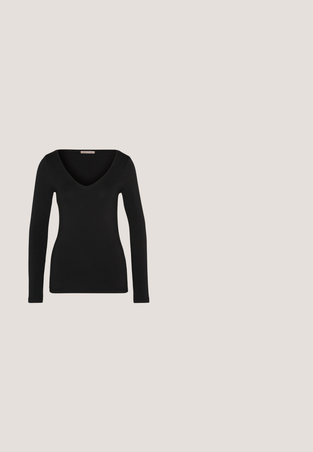 T-shirt noir à manches longues et col en V, en tissu doux et extensible. Présente une silhouette ajustée et un ourlet net, sans embellissements supplémentaires.; Jupe plissée noire avec une large ceinture élastique. Fabriquée dans un tissu doux, elle présente un ourlet à mi-genoux et une texture lisse.; Bottes noires montantes en cuir lisse avec un bout carré et un talon bloc. Portées avec une jupe en denim grise à l'ourlet effiloché.; Sac à bandoulière en cuir noir embossé crocodile avec poignée supérieure et logo imprimé sur le devant.; Boucles d'oreilles en argent au design minimaliste. Forme circulaire, texture lisse et profil fin. Légères avec une finition polie.; Ceinture en cuir noir avec une boucle en argent rectangulaire, texture lisse et extrémité conique. Le design est simple et fonctionnel.