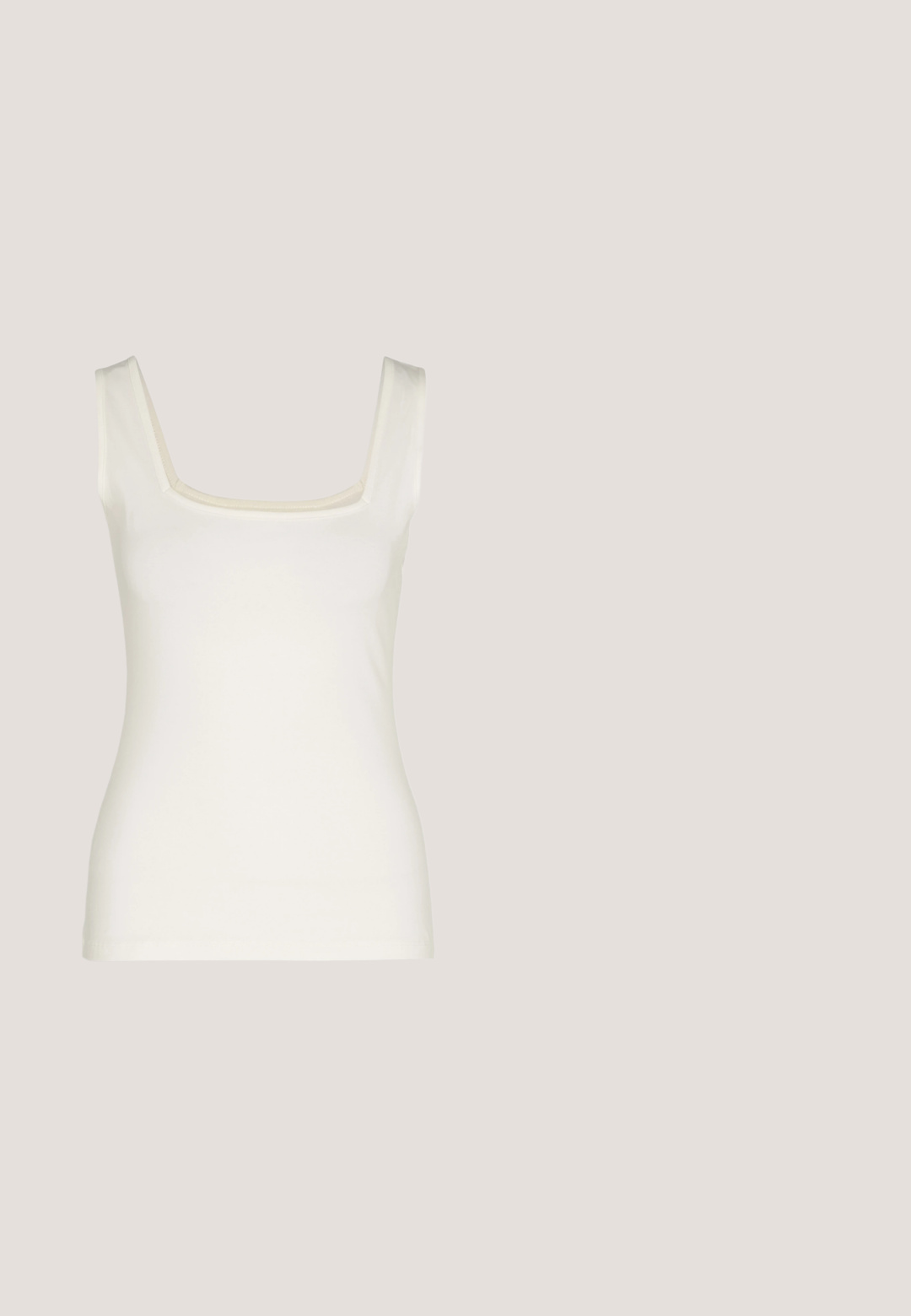 Crème-kleurige tanktop met een vierkante halslijn, smalle bandjes en een aansluitende pasvorm. Gemaakt van zachte, rekbare stof. Geen patronen of accenten.; Zwarte denim jeans met wijde pijpen, koperen klinknagels, vijf zakken en een knoopsluiting. Zachte, stevige textuur met een rechte snit van taille tot zoom.; Zwarte slingback pump met een spitse neus, een elegante matte afwerking, een lage hoekige hak en een minimalistisch ontwerp. Voorzien van een dunne enkelband.; Zwarte, hoekige zonnebril met grijze lenzen; gemaakt van plastic, met dikke armen met een gladde oppervlakte en zonder zichtbare hardware.; Gouden creolen met een gladde, gepolijste afwerking. Ronde vorm, middelgrote maat, met een veilige sluitmechanisme.; Zwarte leren riem met een rechthoekige gouden gesp met ronde hoeken, een gladde textuur en een slank design.
