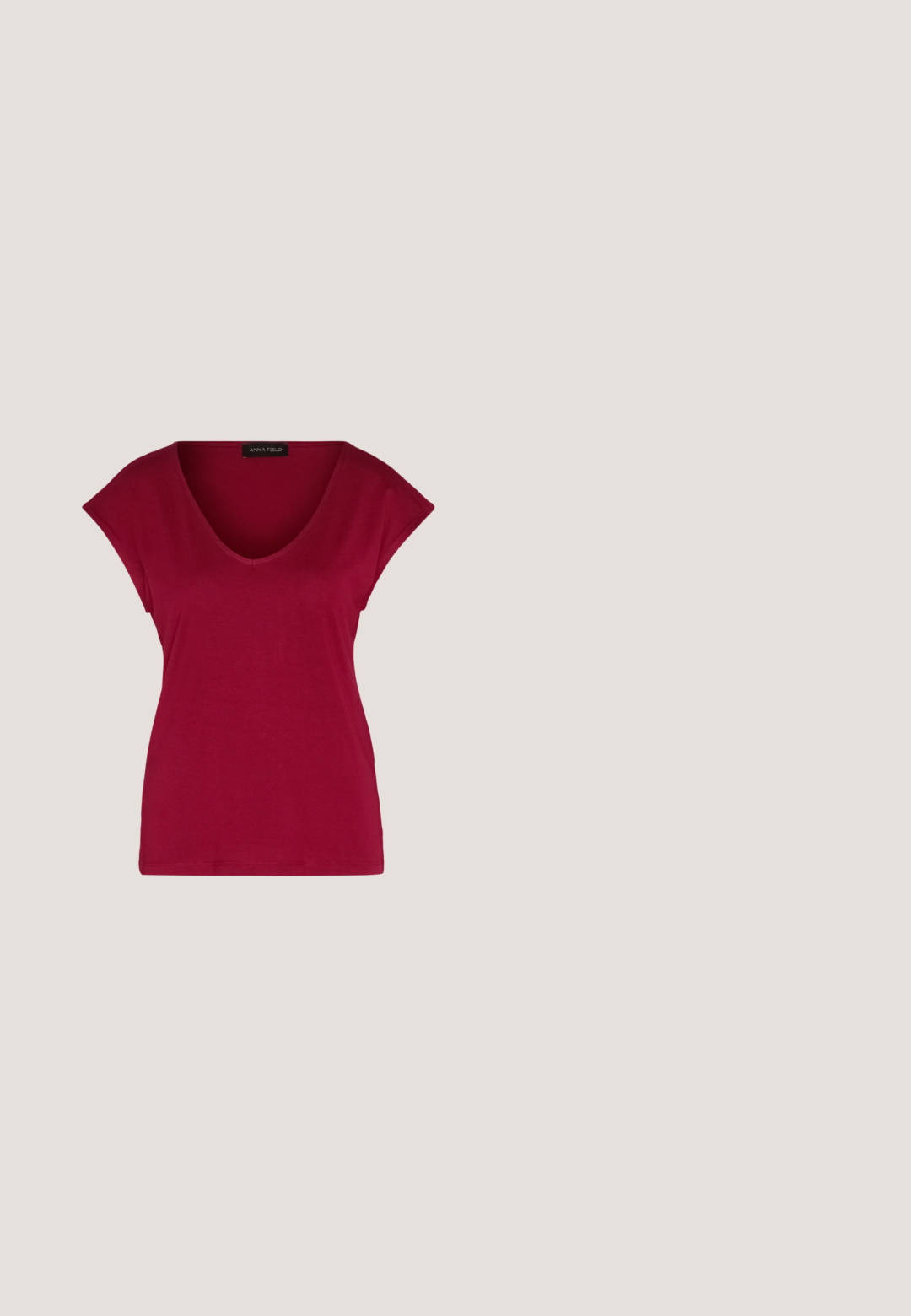 Camiseta burdeos de cuello en V con mangas cortas, hecha de tejido suave, con un corte relajado y una textura lisa. Etiqueta en el escote.; Pantalones de pierna ancha burdeos fabricados en tejido texturizado, con cintura ajustable y pliegues verticales para un detalle adicional.; Sandalias de slide abiertas de color burdeos oscuro, hechas de cuero suave, con un diseño redondeado y un tacón grueso para mayor estabilidad. Se muestra vista lateral.; Gafas de sol cuadradas rojas con lentes tintados marrones. Montura gruesa y brillante, con varillas delgadas y un pequeño detalle en el lateral para añadir interés visual.; Bolso burdeos con un patrón tejido texturizado, material de cuero suave y un solo asa anudada. Diseño espacioso estilo hobo.; Par de pendientes de aro de plata pulida con superficie lisa, ligeramente curva y cierres de mariposa, mostrados sobre un fondo blanco.