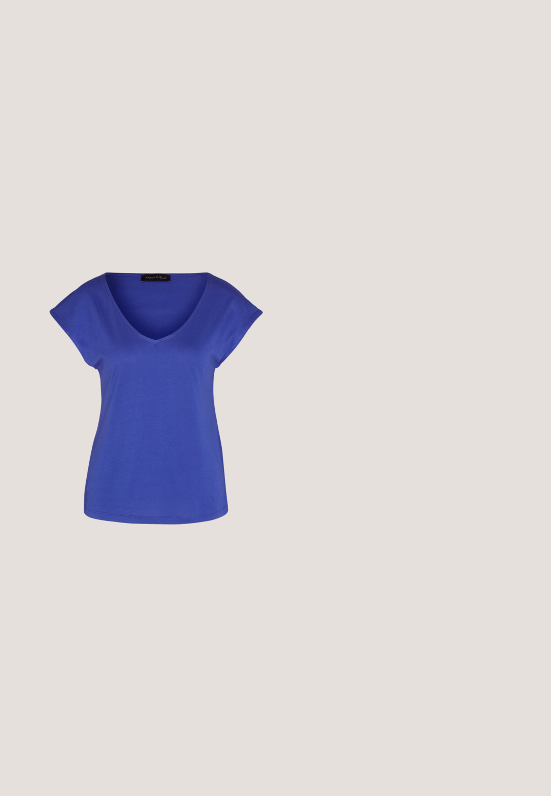Royal blå t-shirt med v-hals, korte cap ærmer og en afslappet pasform. Blødt, strækbart stof med en glat tekstur.; Breddebenede sorte bukser lavet af et glat stof. Har en flad talje med bæltestropper og ingen synlige lommer. Simpelt design.; Sorte flade sko lavet af glat materiale, med rund tå og en kontrastfuld rem over vristen. Flad sål, minimalistisk design.; Sorte cat-eye solbriller med mat finish, der har grå tonede linser, skarpe vinkler og slanke sidearme. Mærkenavnet er synligt på den indre arm.; Sort læder tote taske med en glat overflade, rund form og en enkelt skulderrem med et cirkulært guld hardware-ornament.; Guld-tone hoop øreringe med en glat, poleret overflade. Har en halvcirkelform og en sikker stiftlukning.