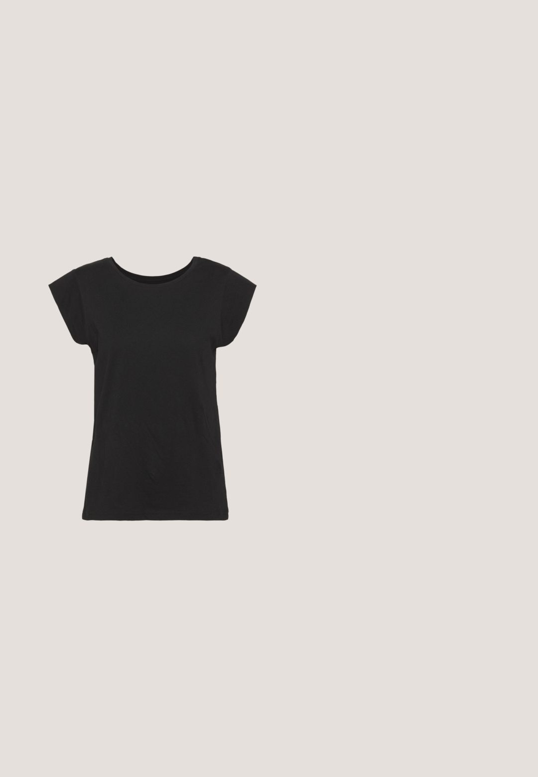 Camiseta de algodón negra con manga corta tipo cap sleeve, escote redondo y un corte relajado. Textura suave sin patrones ni adornos visibles.; Falda midi negra plisada con cintura elástica, que presenta una textura suave y pliegues verticales en toda la tela.; Mules negros con tacón, de parte superior de cuero mate y suave, puntera abierta, banda ancha en el empeine y tacón cuadrado y delgado.; Gafas de sol redondas con montura transparente gris y lentes tintados en gris. Detalles metálicos en las varillas y brazos curvados para mayor estabilidad.; Bolso estructurado negro de cuero con un asa superior, correa de hombro desmontable y un detalle de tapa en la parte frontal. Acentos en dorado.; Anillo de oro con un diseño en forma de corazón, con textura suave y apertura dividida para un ajuste ajustable. Estilo simple y geométrico.