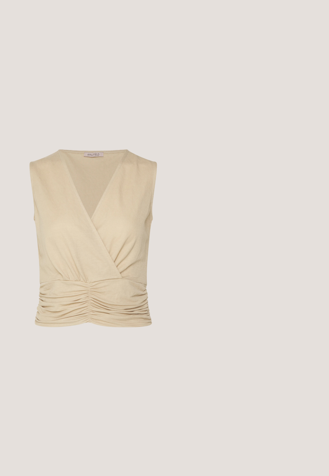 Anna Field Top - sand; Beige højtaljede bukser med lodrette, tynde brune striber, sidelommer og lige ben på hvid baggrund.; Beige slip-on træsko med perforeret top, justerbar rem og tyk polstret sål designet til afslappet komfort.; Brune skildpadde solbriller med en vintage katteøje-form og brune linser. Har buede arme med røde detaljer.; Cremefarvet læderhandbag med rektangulær form, flad hank og aftagelig rem; har en frontklap med magnetlukning.; Sølvøreringe med et minimalistisk design. Cirkulær form, glat tekstur og tynd profil. Letvægtige med en poleret overflade.