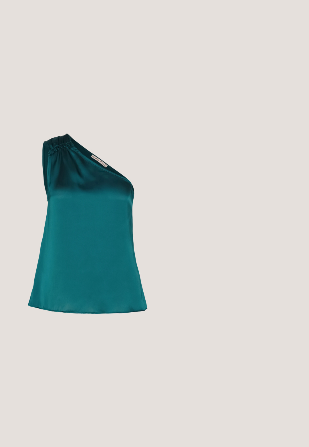 Anna Field Top - dark green; Zwarte, aansluitende midi-rok met een zachte textuur, zijsplitdetail en een klassieke tailleband. Ontworpen voor een elegante silhoutte.; Zwarte hoge hakken sandalen met een open teen, dunne banden en een enkelsluiting. Gladde leren textuur met een puntige neus.; Zwarte cat-eye zonnebril met een matte afwerking, voorzien van grijs getinte glazen, scherpe hoeken en slanke zijarmen. Merkennaam zichtbaar op de binnenarm.; Zwarte clutch tas gemaakt van suede met een textuurafwerking, voorzien van een gouden schouderband en een strakke, hoekige vorm.; Zilveren abstracte studs met een gepolijste afwerking, met gladde rondingen en subtiele contouren. Geen zichtbare patronen of accenten.