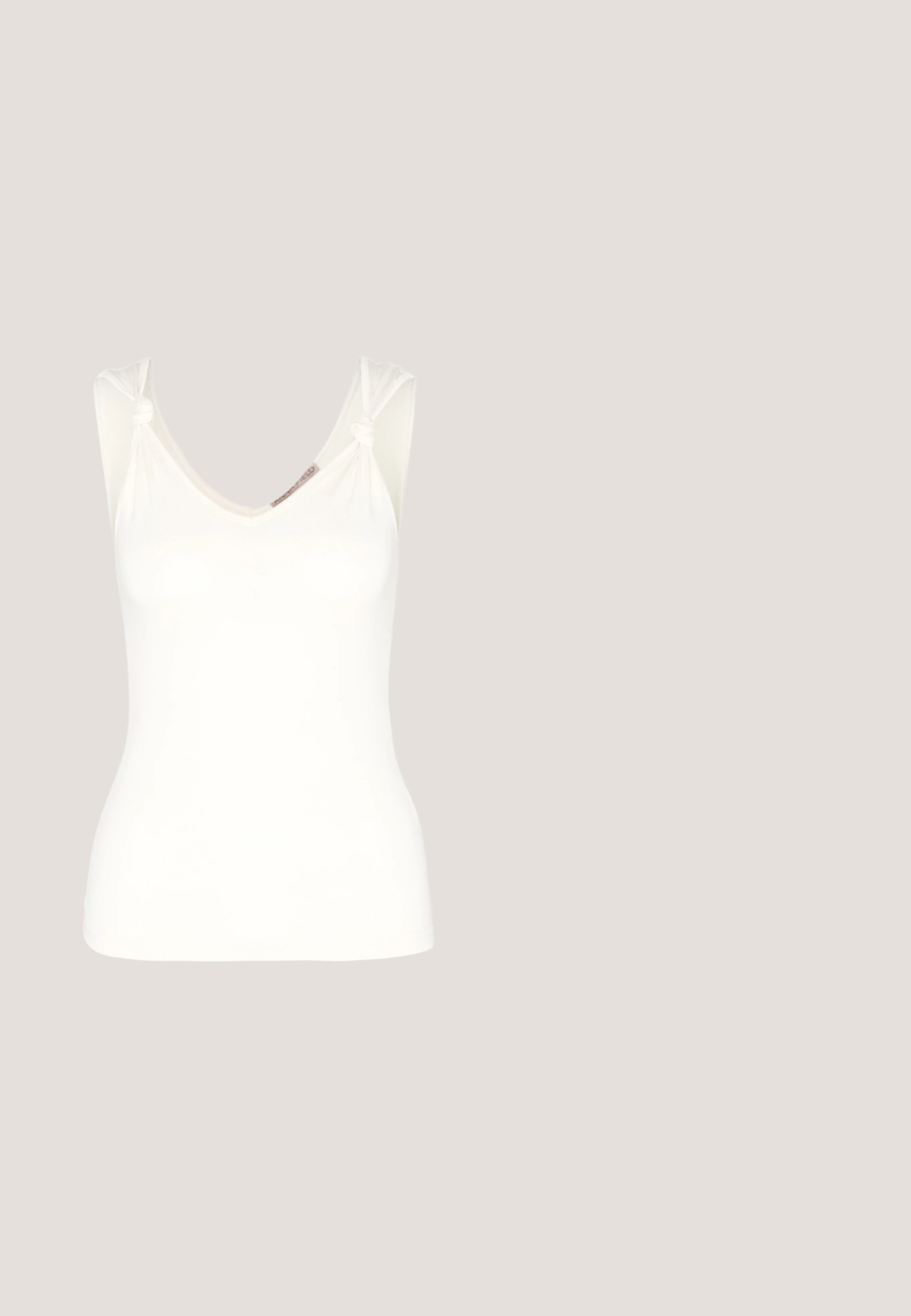 Anna Field Top - off-white; Beige højtaljede bukser med lodrette, tynde brune striber, sidelommer og lige ben på hvid baggrund.; Beige slip-on træsko med perforeret top, justerbar rem og tyk polstret sål designet til afslappet komfort.; Cremefarvede solbriller med ovale linser, brunt tonede, med en blank finish og subtil "Vogue" branding på siden.; Cremefarvet læder skuldertaske med en halvmåneform, tynd rem og diskrete syninger. Minimalistisk design med hardware-accenter i guldton.; Guldtonede øreringe formet som abstrakte hænder, med en skinnende overflade, intrikate detaljer og en sølv- og guldfarvet post til sikker fastgørelse.