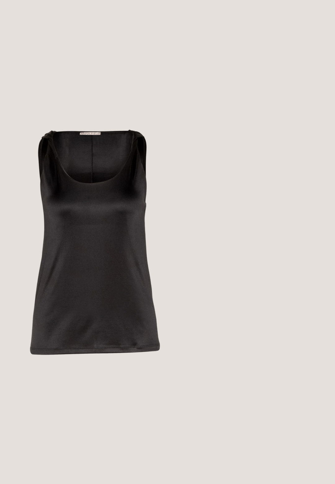Anna Field by Zalando Μπλούζα - black; Μαύρη φούστα μέχρι το γόνατο από μαλακό, ελαστικό ύφασμα, με λεπτομέρεια στριφτού κόμπου στη μέση και κομψή, εφαρμοστή σιλουέτα.; Μαύρες δερμάτινες σανδάλες με πλάκα και σχήμα γόνατου, με λείο επάνω μέρος και πλατφόρμα, που διαθέτουν μινιμαλιστικό σχέδιο και ελαφρώς υφασμάτινη υφή.; Καφέ γυαλιά ηλίου σε σχήμα vintage cat-eye με καφέ φακούς. Διαθέτουν καμπύλες κροταφίδες με κόκκινες λεπτομέρειες.; Μαύρη δερμάτινη τσάντα hobo με μαλακή, γυαλιστερή υφή και στρογγυλή, ανοιχτή κορυφή. Διαθέτει φαρδύ, καμπύλο λουρί για μεταφορά. Χωρίς ορατό εξοπλισμό.; Χρυσά κρίκοι σκουλαρίκια με ομαλό, στρογγυλό σχήμα και γυαλιστερή φινέτσα. Διαθέτουν πορτοκαλί λεπτομέρειες στο πίσω μέρος για ασφαλή στερέωση.