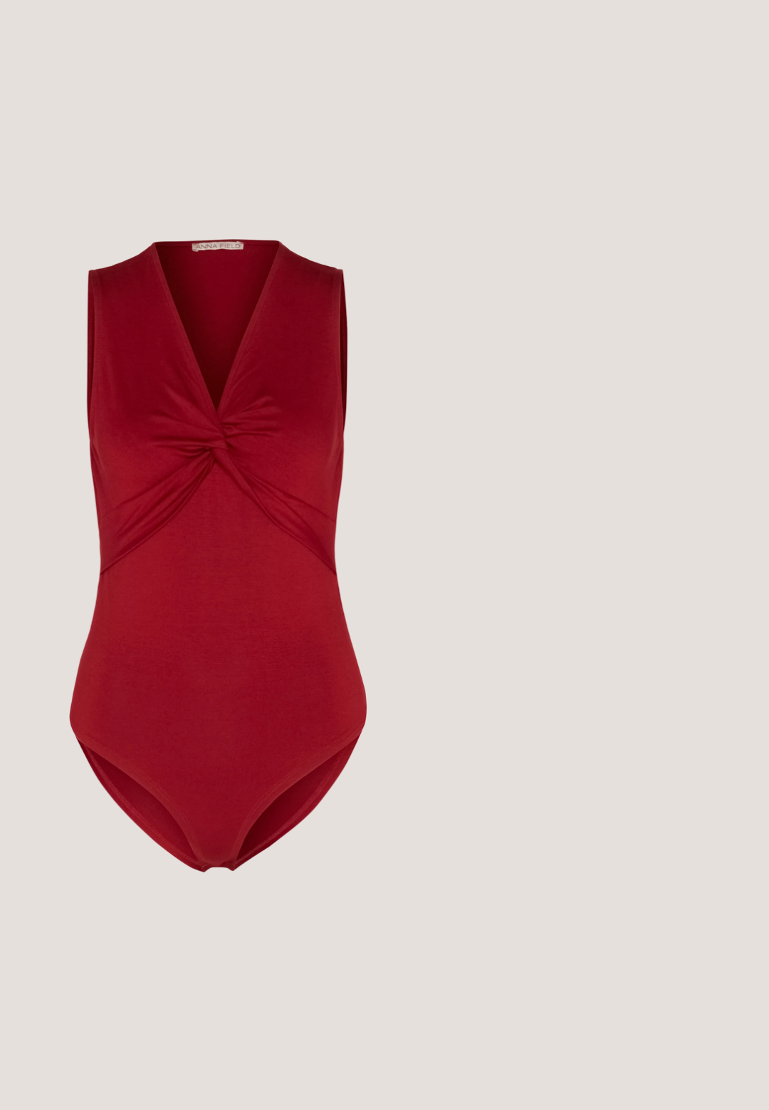 Anna Field by Zalando Débardeur - dark red; Jupe crayon en velours bordeaux avec un design drapé et une texture lisse ; elle présente une taille haute et une silhouette fuselée, se terminant au niveau du genou.; Bottines rouges en cuir verni avec un talon large noir et un détail de fermeture éclair. Texture lisse, design élégant avec un bout arrondi.; Lunettes ovales en plastique rouge avec des verres transparents. Caractéristiques des accents en métal doré sur les branches et un design moderne épuré.; Sac à main en cuir verni bordeaux avec une forme structurée, équipè de poignées doubles et d'une bandoulière réglable. Doté de garnitures en métal doré et d'accents cousus.; Boucles d'oreilles en forme de créoles avec des perles rouges, dotées d'une surface texturée et d'un fermoir en métal doré. Forme circulaire avec un centre ouvert et des détails en perles arrondies.
