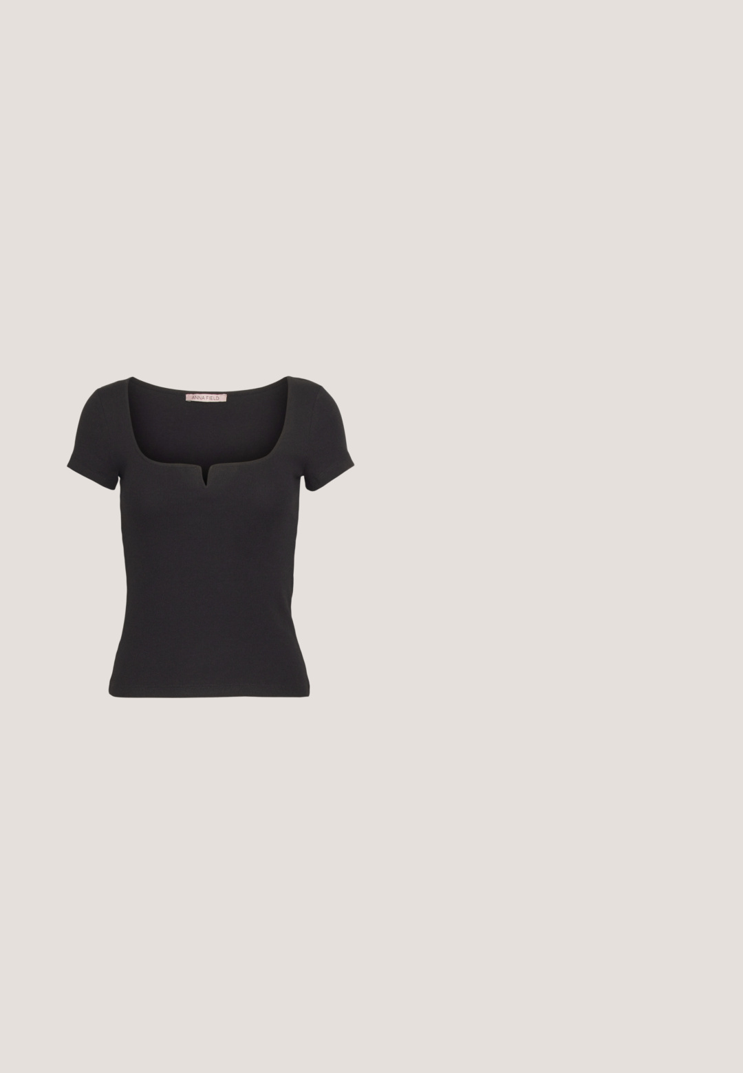 Sort kortærmet top lavet af ribbet materiale, med en firkantet halsudskæring og en lille udskæring. Enkel, tætsiddende design.; Lyseblå jeans med høj talje og vide ben, lukkes med knapper og lynlås foran, bæltestropper og klassisk design med fem lommer.; Sorte slingback-pumper med spidse tå, elegant mat finish, lav vinkelhæl og minimalistisk design. Har en tynd ankelrem.; Even&Odd Håndtasker - black; Sølv hoops med en bølget, uregelmæssig tekstur. Har en tynd, cirkulær form og en reflekterende finish.; Sort læderbælte med en rund messingspænde. Har en struktureret overflade og en glat ende, der taperer til en spids.