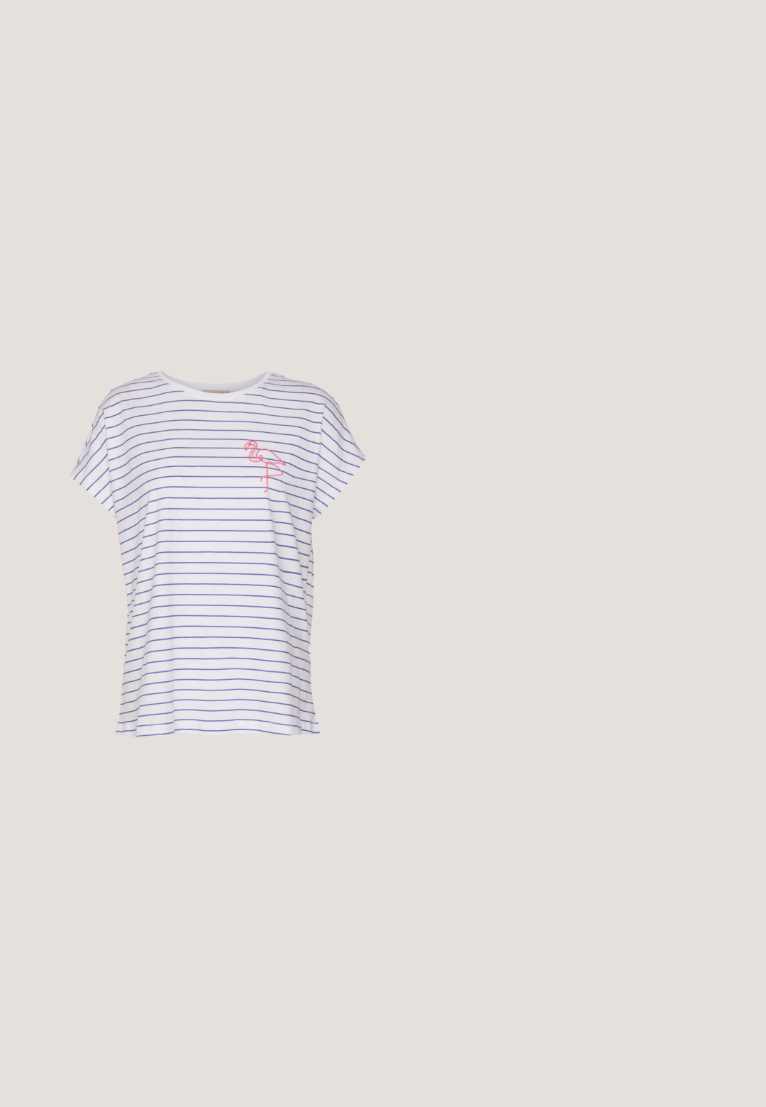 Biela tričká s horizontálnymi modrými pruhmi, krátke rukávy, voľný strih a výšivka ružového plameniaka na ľavej hrudi.; Scotch & Soda THE BAY  BOYFRIEND - Džínsy voľného strihu - blauw bloom; Biele kožené tenisky s nízkym strihom, plochými šnúrkami, zaoblenou špicou a textúrovanými stranami. Hrubá gumová podrážka s jemnými akcentmi.; Ružové priehľadné slnečné okuliare s oválnymi šošovkami, tmavočerveným tónovaním a štíhlymi ramenami, so hladkým povrchom a jemnými detailmi na ráme.; Námornícka modrá taška cez rameno z umelého leather s jemnou, lesklou textúrou, zaobleným telom a jedným širokým držadlom pre jednoduché nosenie.; Strieborné zámky v tvare srdca so vygravírovanými nápismi "ÁNO" a "NIE", leštený povrch, symetrický dizajn a robustný kovový uzáver.