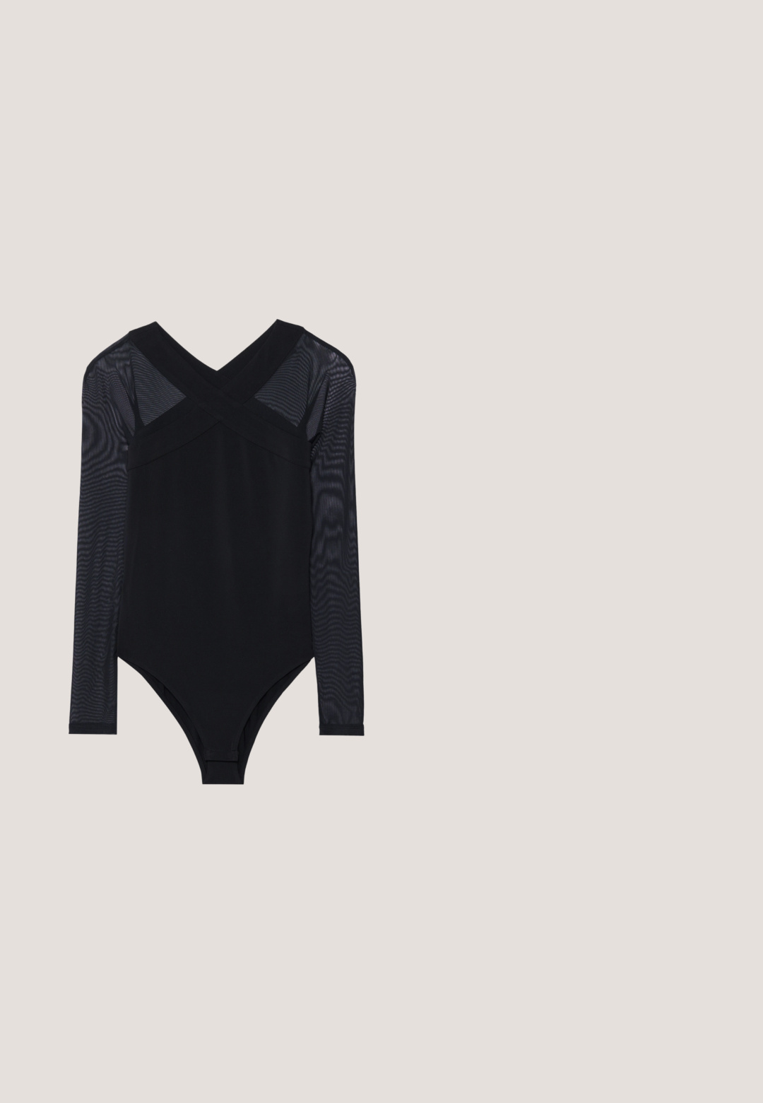Bodysuit noir avec des manches longues en maille, un décolleté en V profond et une coupe ajustée, mettant en avant un tissu lisse et une construction discrète.; Jupe maxi noire en matériau doux et élastique. Elle présente une fente latérale et un design simple et épuré sans embellissements.; Bottes noires en cuir montant jusqu'au genou, avec un talon fin, un bout pointu et des détails de lanière à la cheville. Texture lisse et design ajusté.; Lunettes de soleil noires avec une monture rectangulaire élégante et des verres bleus. Présente une texture lisse et des branches robustes. Logo de la marque sur le côté.; Sac à main noir rembourré avec une poignée arrondie, présentant une surface lisse et brillante ainsi qu'une texture douce et matelassée. Pas de quincaillerie ou d'accents visibles.; Boucles d'oreilles en argent, de forme ronde lisse et finition polie. Les deux boucles d'oreilles sont de la même taille et disposent d'un mécanisme de fermeture sécurisé.