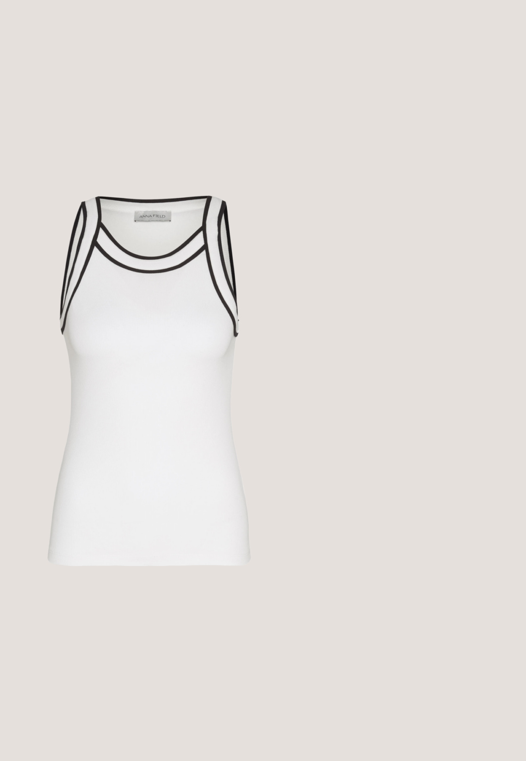 Weißes Tanktop aus Rippstoff, mit schwarzen Akzenten entlang des Ausschnitts und der Armausschnitte, in einer taillierten Silhouette.; Schwarze, weit geschnittene Anzughose mit hoher Taille, vorderem Knopfverschluss und Gürtelschlaufen, vor weißem Hintergrund dargestellt.; Schwarze Leder-Slingback-Pumps mit spitzem Zehenbereich und Blockabsatz. Glatte Textur, minimalistisches Design und verstellbarer Knöchelriemen.; Braune Schildpatt-Rechteckbrille mit klaren Gläsern und schlanken Bügeln, die eine glatte Textur und ein minimalistisches Design zeigen.; Schwarze Ledertasche mit langen Griffen und einem vorderen Riemen mit kleiner goldener Schnalle, vor einfarbigem Hintergrund.; Kleine goldene Creolen, jeweils mit einem hängenden Dackel-Charm vor schlichtem weißem Hintergrund.
