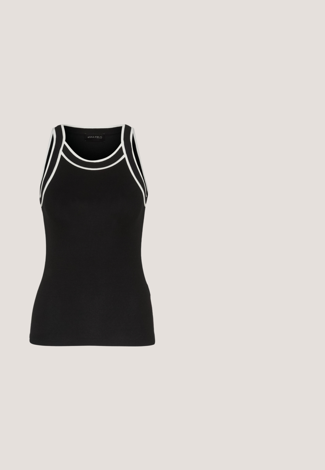 Must mustriba tank top, mille valgete aktsentide ääristusega. Omandab ümmarguse kaeluse ja võidu selja disaini. Valmistatud venivast kangast mugavuse tagamiseks.; Mustad denimist laia säärega teksad kõrge vöökohaga, esimesed taskud ja tagaosa plaastritasku. Sile tekstuur minimaalse õmbluste detailidega.; Valge nahast teniseking, millel on must kummist V logo. Tekstuuriga heledat valget värvi tald, valged paelad ja tagakanna detail, millel on brändinimi mustas kirjas.; Mustad mustakate silmade prillid, millel on matt viimistlus, hallist toonitud läätsed, teravad nurgad ja stiilsed küljed. Brändi nimi on nähtav siseküljel.; Kuldkattega rõngaskõrvarõngad sujuva, poleeritud viimistlusega. Omavad poolringikujulist vormi ja turvalist postikinnitust.; Musta nahkavöö siledast tekstuurist, millel on hõbedase tooni metallist pandla ja lihtsad aasade aksessuaarid. Kujundus on stiilne ja minimalistlik.
