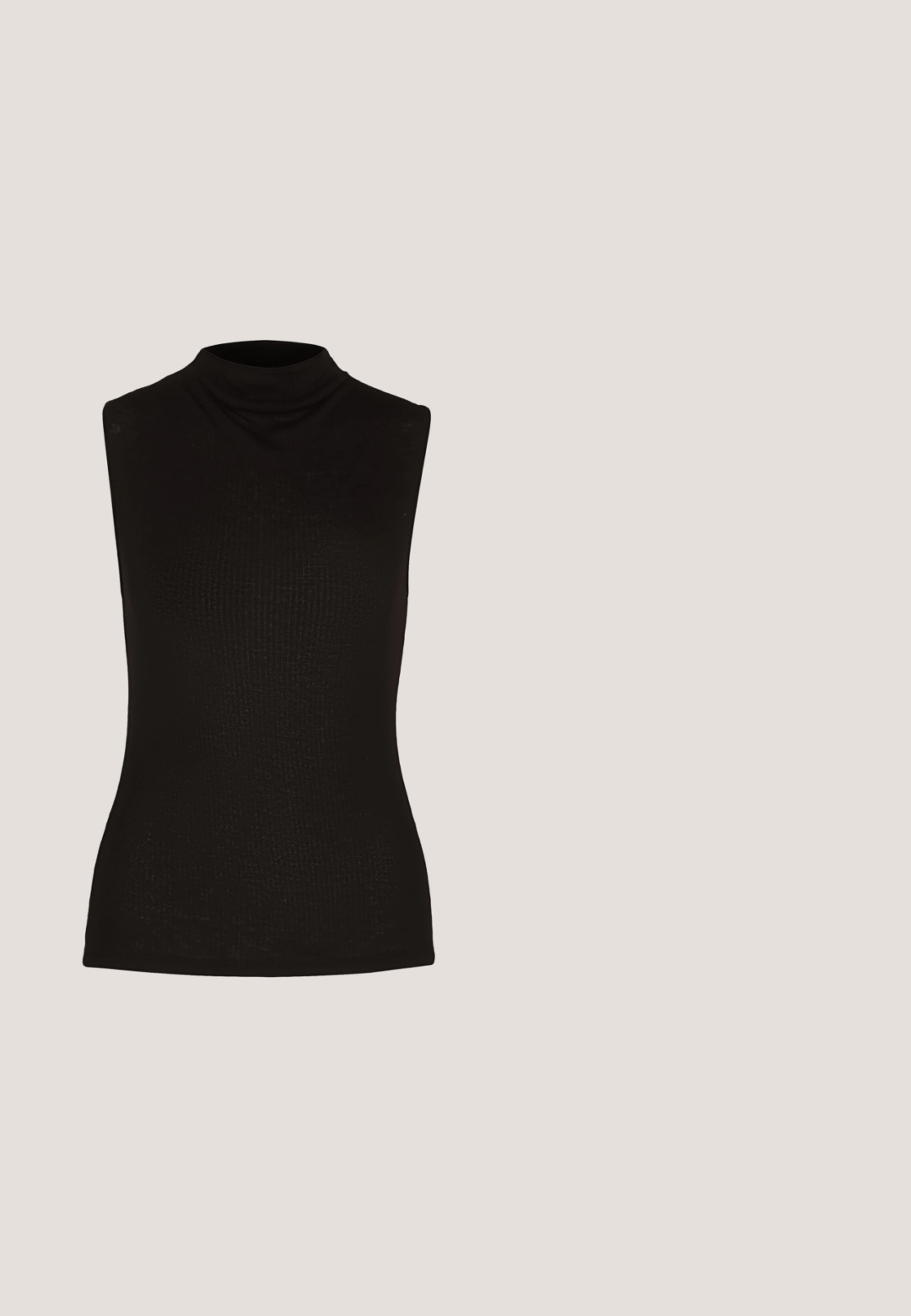 Sort ærmeløs turtleneck-top i ribbet stof med høj hals og tætsiddende silhuet. Ingen mønstre eller detaljer.; Guess Originals CLAIRE PINTUCK FLARED PANTS - Bukser - honey oat; Sorte ankelstøvler lavet af glossy materiale med firkantet tå og spidse hæle, sat mod en skinnende sølv tuftet baggrund.; Sorte cat-eye solbriller med mat finish, der har grå tonede linser, skarpe vinkler og slanke sidearme. Mærkenavnet er synligt på den indre arm.; Sort læder skuldertaske med en glat tekstur, buet form, justerbar rem og lynlås. Minimalistisk design uden udsmykninger.; Guldtonede hoop øreringe med et bølget design, der har en hvid perle som dråbeaccent. Teksturen er glat, og øreringene er lette.
