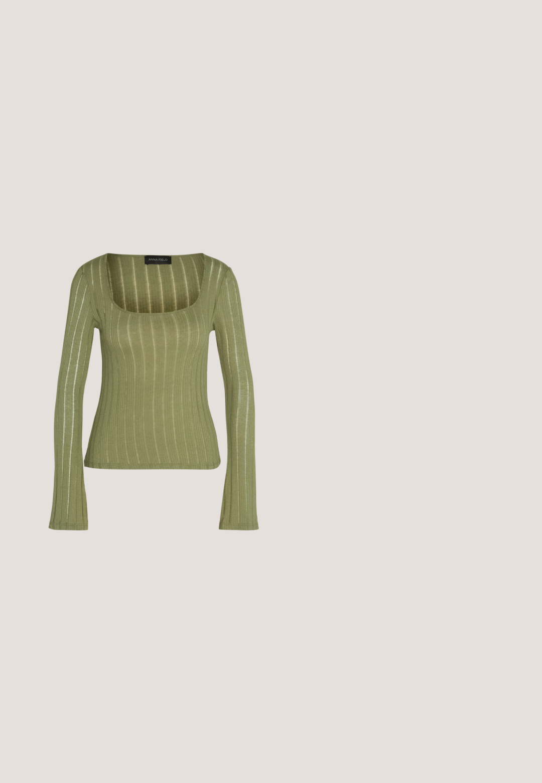 Langärmliges, geripptes Oberteil in Olivgrün mit quadratischem Ausschnitt und taillierter Silhouette, gefertigt aus weichem, texturiertem Material.; Schwarzer Denim-Midirock mit tailliertem Bund, vorderem Knopfverschluss und ausgefranstem Saum. Verfügt über ein klassisches Fünf-Taschen-Design und eine leichte Textur.; Schwarze Leder-Stiefeletten mit elastischen Seitenpaneelen, groben Gummisohlen und Laschen an der Ferse; kombiniert mit einem dunkelbraunen Midikleid.; Schwarze Lederhandtasche mit dreieckiger Form, schrägem Klappdeckel und rundem Oberhandgriff. Verfügt über eine glatte Textur und minimalistische Designdetails.; Silberne Ohrringe aus Metall mit einem minimalistischen geschwungenen Design, das verlängerte, offene Tropfenformen mit einer matten Oberfläche aufweist.; Schwarzer Leder-Gürtel mit glatter Textur, ausgestattet mit einer silberfarbigen Metallschnalle und einfachen Schlaufenakzenten. Das Design ist elegant und minimalistisch.