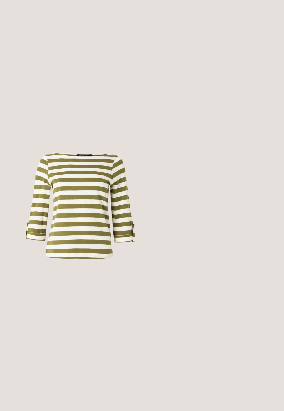 Haut rayé en vert olive et blanc, avec des manches trois-quarts munies de pattes de serrage et un col bateau. Tissu lisse et doux.; Jean droit en denim bleu foncé avec cinq poches et fermeture par bouton sur fond blanc.; Chaussure plate slingback en cuir noir avec un orteil carré, dotée d'un fini verni brillant et de sangles ajustables pour un maintien sécurisé.; Sac à main en cuir verni marron de forme rectangulaire, avec deux longues poignées et des accents courbés subtils à l'avant.; Boucle d'oreille en argent avec une finition polie, présentant de petits détails en or et de forme ronde, portée sur le lobe.; Ceinture en daim marron roulée avec boucle rectangulaire dorée et deux passants dorés sur un fond clair uni.