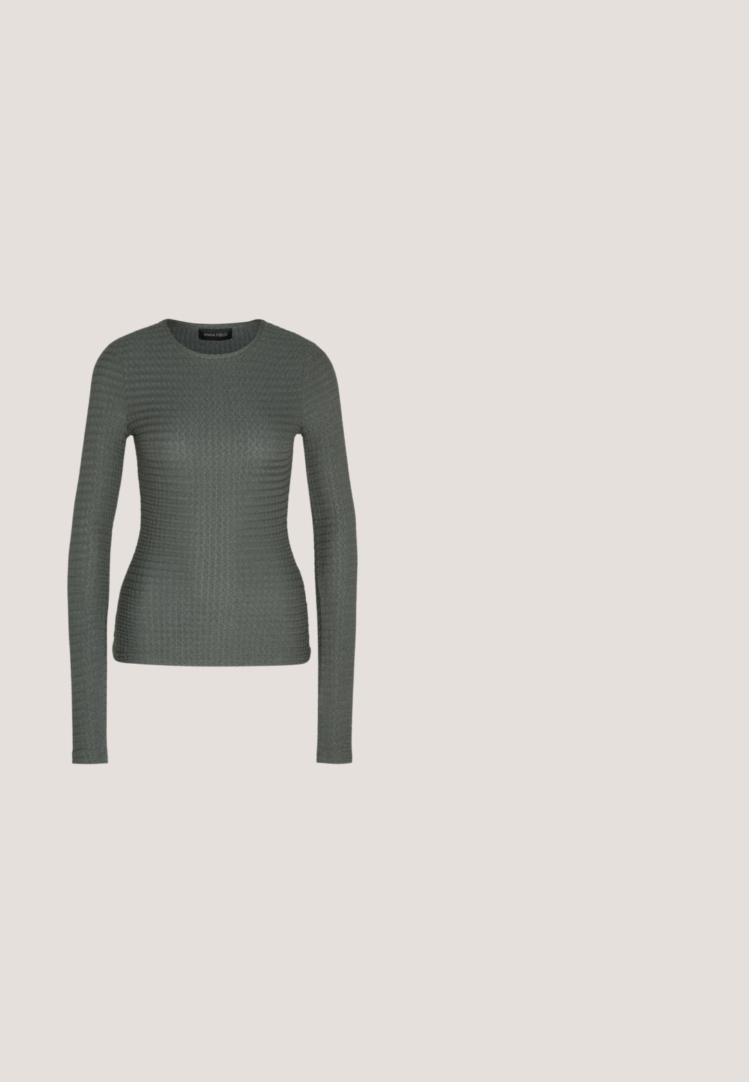 Langærmet, crew-neck trøje i mørkegrøn, lavet af struktureret stof med et ribbet mønster. Tætsiddende form, subtilt design og ingen synlig hardware.; Sorte, lige bukser lavet af vævet stof, med flad front, to sidelommer og en glat tekstur. Ingen synlige mønstre eller accenter.; Sorte spidse ankelstøvler med en glat læderoverflade, lave blokhæle, og parret med hvide brede bukser. Enkel og moderne design.; Sorte rektangulære solbriller med mørkt tonede linser, tyk plastramme og brede stænger. Glat overflade og kantet design.; Sort læder tote taske med glat tekstur, rektangulær form og to lange hanke. Ingen synlig hardware eller udsmykninger.; Sort læderbælte med en rektangulær sølvspænde, glat tekstur og afrundet ende. Designet er enkelt og funktionelt.