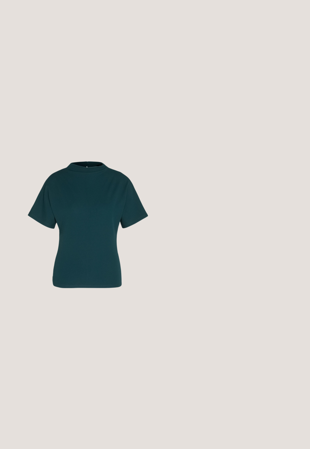 Top corto de color verde azulado con cuello alto, hecho de una tela suave. Presenta una silueta ajustada y detalles de costura mínimos.; Pantalones de pierna ancha en color verde azulado, hechos de un material texturizado con plisados verticales. Presentan una cintura con lazo y un acabado suave en el dobladillo.; Bailarinas metálicas plateadas con punta afilada, correa en el tobillo con hebilla ajustable, superficie texturizada y suela negra minimalista.; Gafas de montura redonda claras con lentes de plástico transparente y brazos de metal plateado. Diseño minimalista con detalles sutiles en la bisagra.; Bolso de mano de imitación cuero blanco con una forma triangular estructurada, correa ajustable única y cierre con solapa acentuada en curva.; Anillo de plata de doble banda con una superficie lisa y pulida. Presenta un diseño fluido y curvado con secciones superpuestas para un aspecto moderno.