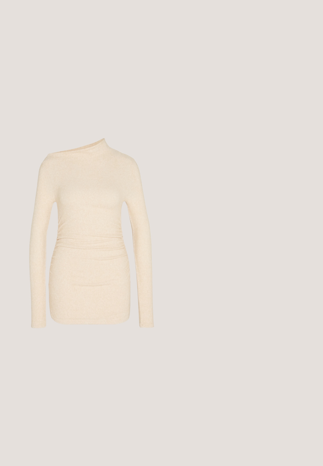 Vaalean beige pitkähihaista toppia, jossa on olkaimeton malli. Sisältää textured, joustavaa kangasta ja rypytettyä yksityiskohtaa vyötäröllä, luoden napakan siluetin.; Pienikokoinen hame tumman viininpunaisesta alligaattorimuotoillusta tekonahasta, jossa on sileä pinta ja sivuhalkiot.; Saappaat, jotka yltävät polveen, mustasta lakatut nahkasta, joissa on terävä kärki ja stilettikorko. Saappaissa on sileä, kiiltävä pinta ja virtaviivainen muotoilu.; Ruskeat neliökehykset aurinkolasit, joissa on liukuvärjätyt keltaisruskeat linssit ja ohuet sankareunat, lepäävät valkoisella pinnalla.; Vaaleanpunainen laskostettu käsilaukku, jossa on pyöreä aukko ja kaksi pitkää kahvaa, valmistettu pehmeästä teksturoidusta materiaalista, mikä parantaa sen joustavaa muotoilua.; Kultakoruhoopit, joissa on sarja kultaisia ja valkoisia helmiä alareunassa. Hoopit ovat sileitä ja pyöreitä.