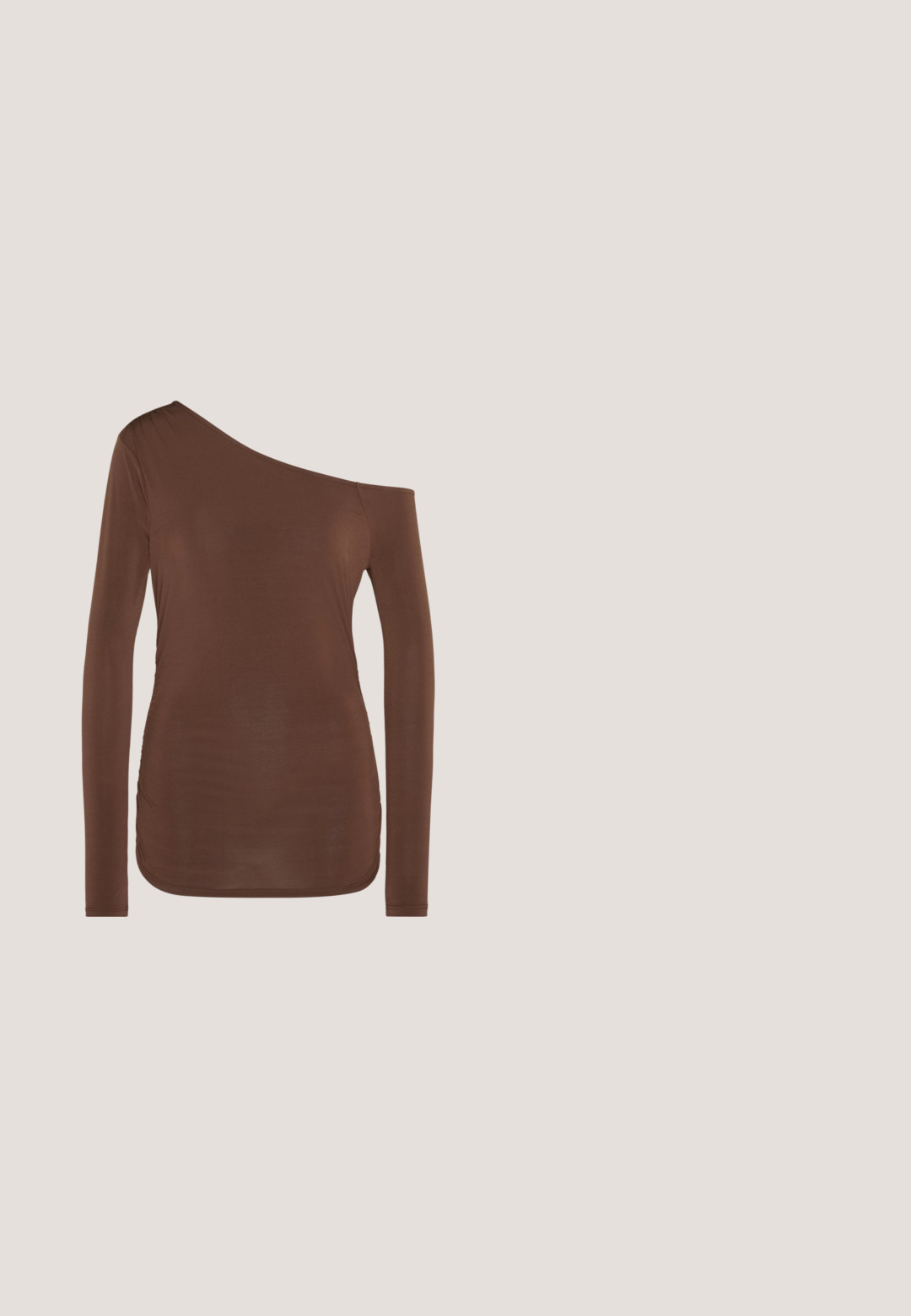 Brun langærmet top med en asymmetrisk halsudskæring, der har et enkelt off-shoulder design og en glat, tætsiddende tekstur.; Sort, knælange blyantskørt lavet af glat stof med elastisk talje, præget af et simpelt, minimalistisk design uden synlig hardware.; Slingback højhælet sko i glat mørkebrun patenteret læder, spids tå, åbne sider og justerbar ankelrem.; Ovale røde solbriller med klare linser og slanke brune stel. Designet har subtile kurver og minimalt hardware.; Bordeaux, skinnende vegansk læder tote taske med en blød, skulpturel form og et bredt, buet håndtag for nem bæring.; Guldsmykkesæt med en lagdelt halskæde med en dråbeformet vedhæng og matchende stud øreringe, alt sammen med en poleret overflade.