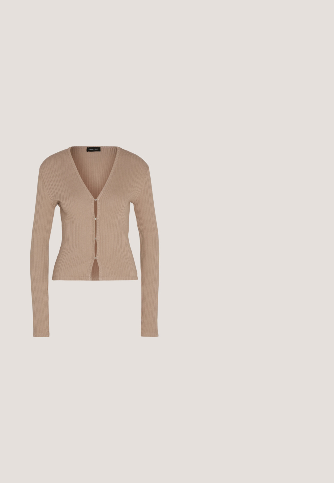 Geribbelde beige cardigan met lange mouwen, V-hals en sluiting met knopen aan de voorkant. Stof lijkt zacht met een aangesloten silhouet.; Lichtblauwe wijde denim jeans met hoge taille, sluiting met voorknop en rits, en vijfzakkenontwerp op een effen achtergrond.; Zwarte enkellaarzen met een glanzende afwerking, vierkante neus en een dikke blokhak. Het ontwerp heeft een naadloze silhouet en minimale branding.; Zwarte, hoekige zonnebril met grijze lenzen; gemaakt van plastic, met dikke armen met een gladde oppervlakte en zonder zichtbare hardware.; Pieces PCALUANA SHOULDER BAG - Handtas - black; Zilveren oorbellen in de vorm van een ring met een gepolijste afwerking, met een cirkelvorm en een scharnierende postsluiting. Glad oppervlak met minimale details.