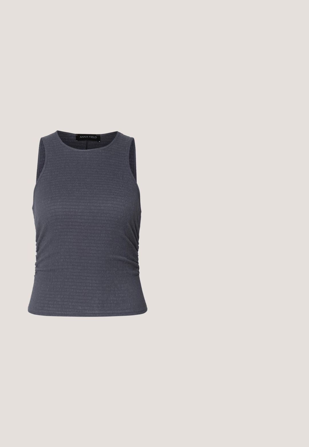 Haut sans manches gris foncé en tissu texturé, avec un col rond et des détails froncés sur les côtés pour un look ajusté.; Mos Mosh MAI - Jean droit - blue wash; Mules à talons carrés en cuir noir avec un bout ouvert, présentant une surface lisse et un upper légèrement courbé pour le confort et le style.; Lunettes de soleil noires en forme d'œil de chat avec une finition mate, dotées de verres teintés gris, d'angles aigus et de branches élégantes. Nom de la marque visible sur la branche intérieure.; Sac à main en simili cuir noir avec une silhouette courbée. Caractéristiques d'une poignée en métal doré brillant et d'une texture froncée le long de l'ouverture supérieure.; Ceinture en cuir noir avec une boucle en métal argenté, présentant une texture lisse et un design classique. La sangle mesure 3,8 cm de large.
