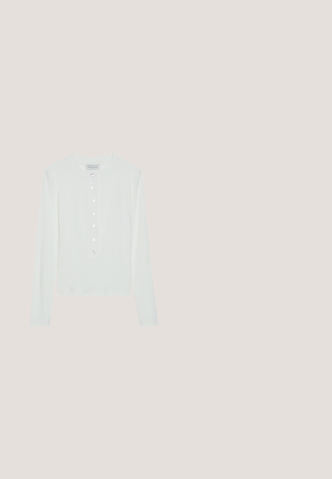 Haut à manches longues blanc en tissu côtelé, avec un col rond et un devant boutonné comportant six boutons transparents.; Pantalons blancs à jambes larges avec une texture lisse, présentant un devant plat et des plis marqués. Fabriqués en tissu léger, sans motifs visibles.; Mocassins en cuir brun avec un petit talon carré, présentant des accents cousus et un logo décoratif sur la bande avant. Texture lisse.; Lunettes de soleil écaille de tortue avec une monture carrée, des verres dégradés marron et des accents dorés sur les branches. Finition brillante et design léger.; Grand sac fourre-tout tissé foncé avec deux poignées et une bandoulière détachable sur un fond uni.; Collier en chaîne dorée avec un design torsadé, présentant un pendentif détaillé et de petits accents décoratifs.